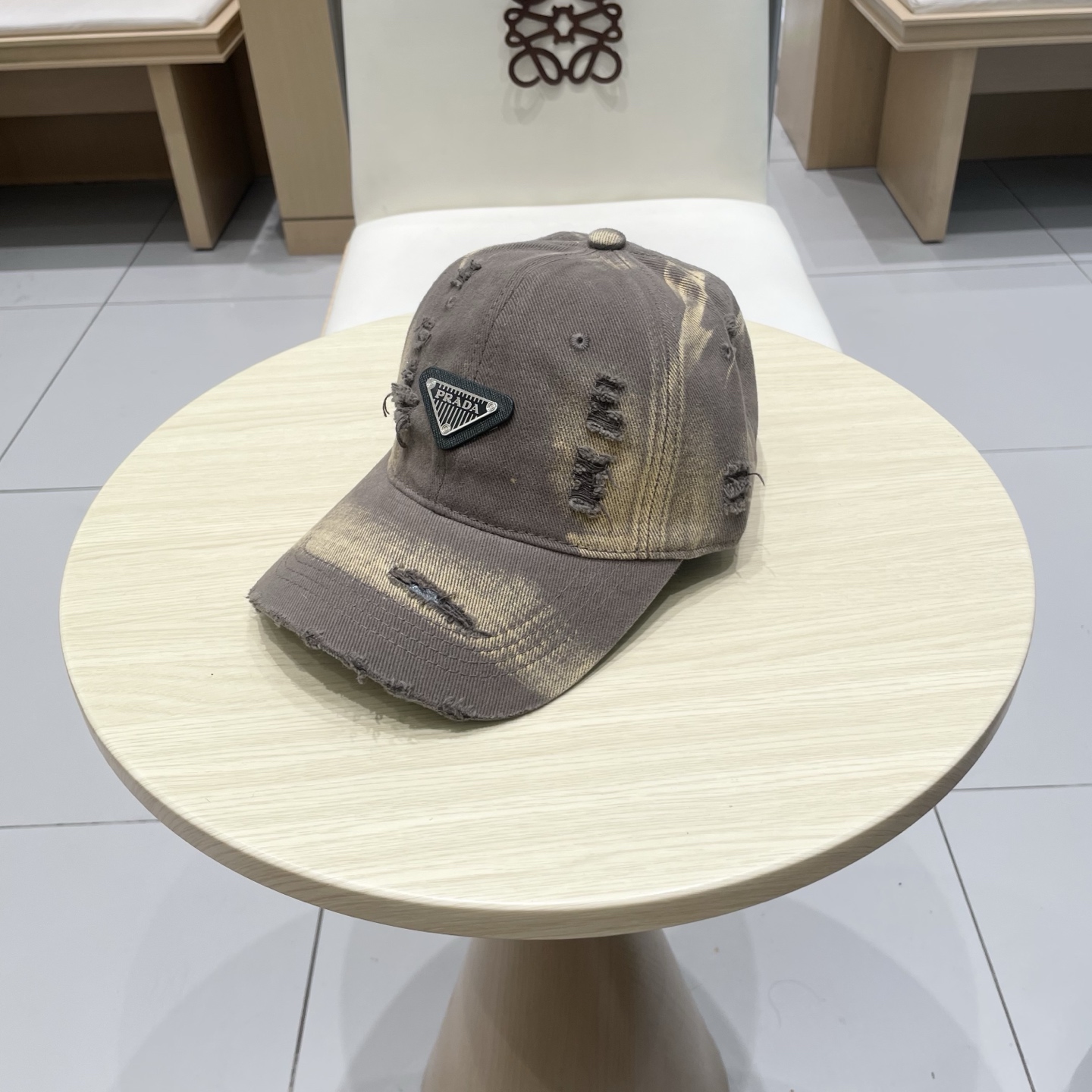  普拉达 Prada🆕春款新款个性棒球帽，高品质透气性巨佳，四季佩戴款
高颜值时尚单品！
男女同款