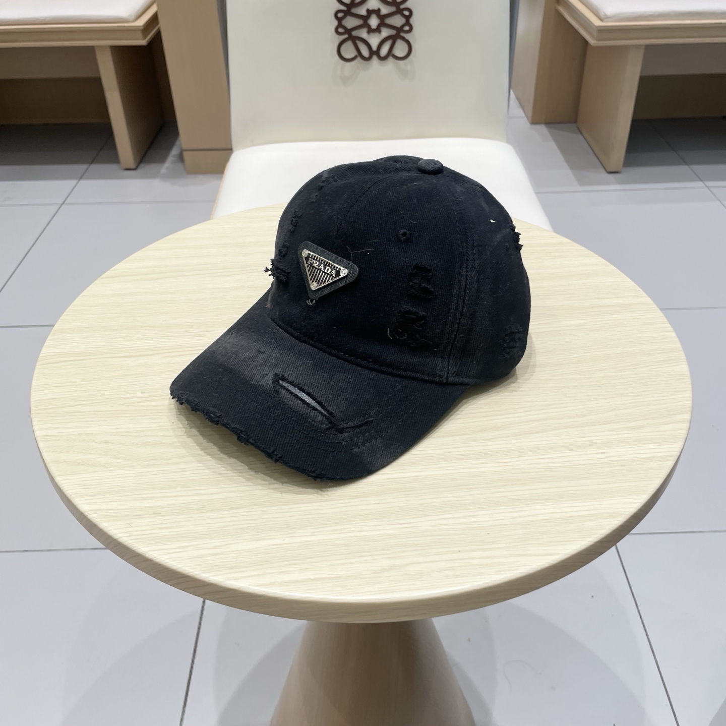  普拉达 Prada🆕春款新款个性棒球帽，高品质透气性巨佳，四季佩戴款
高颜值时尚单品！
男女同款