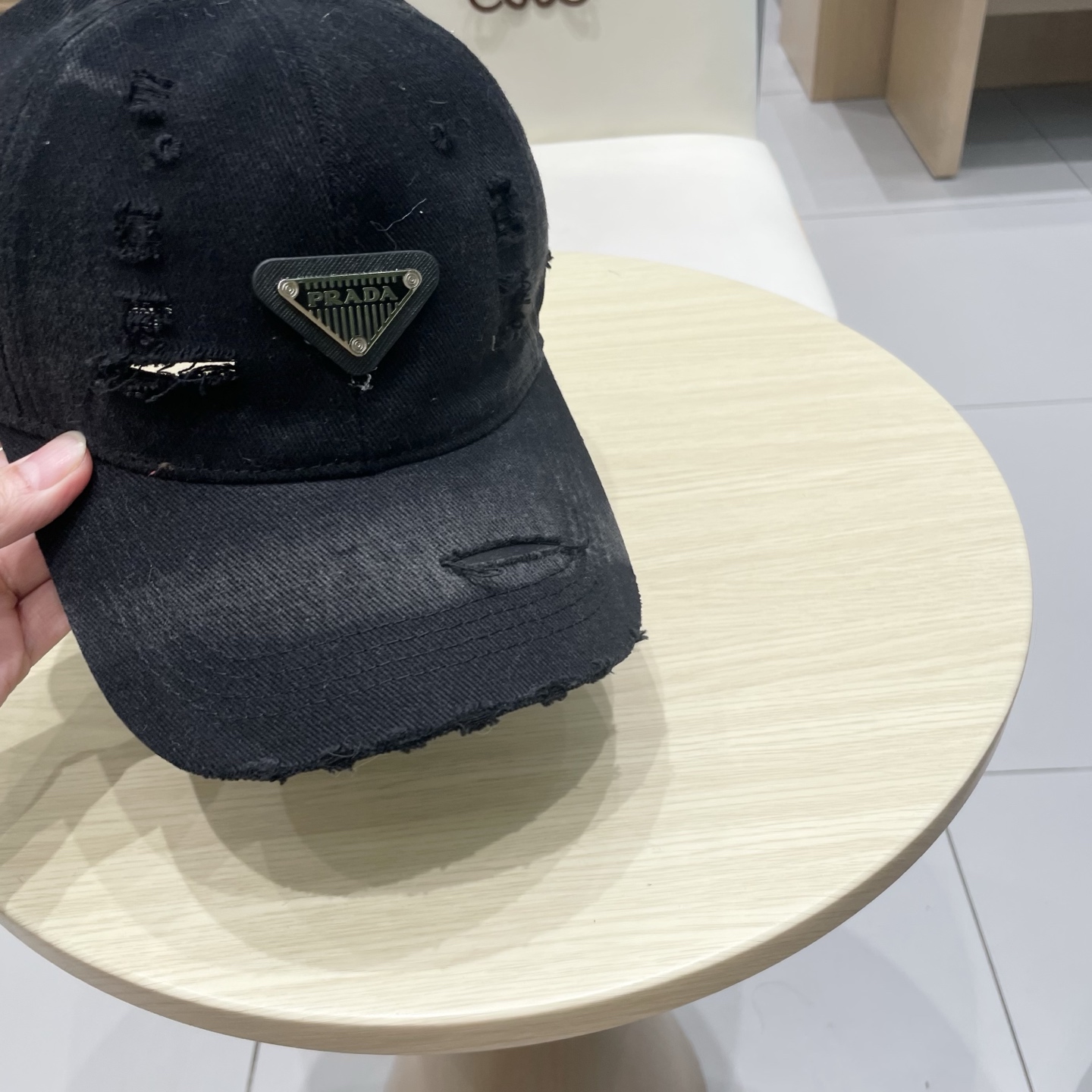  普拉达 Prada🆕春款新款个性棒球帽，高品质透气性巨佳，四季佩戴款
高颜值时尚单品！
男女同款