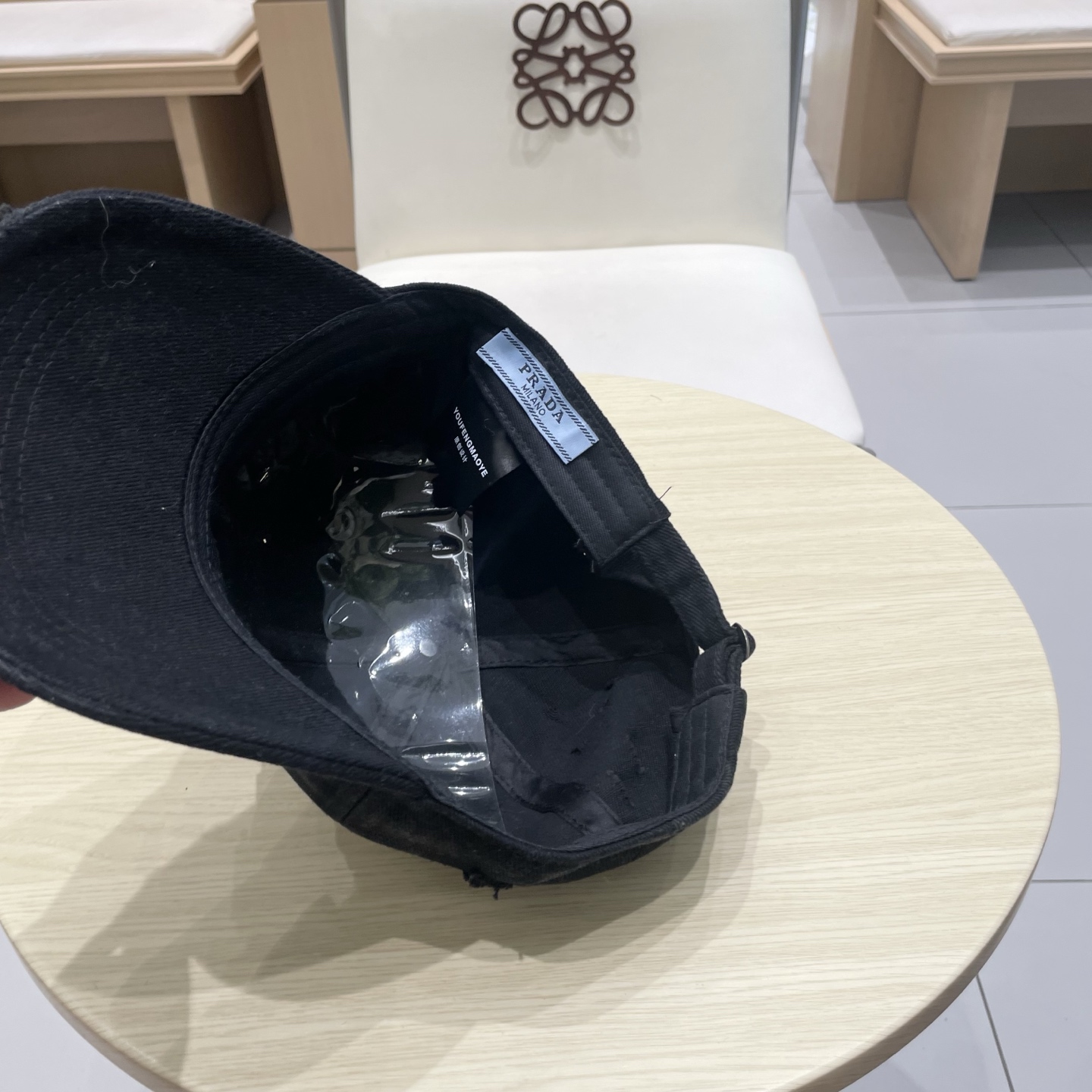  普拉达 Prada🆕春款新款个性棒球帽，高品质透气性巨佳，四季佩戴款
高颜值时尚单品！
男女同款