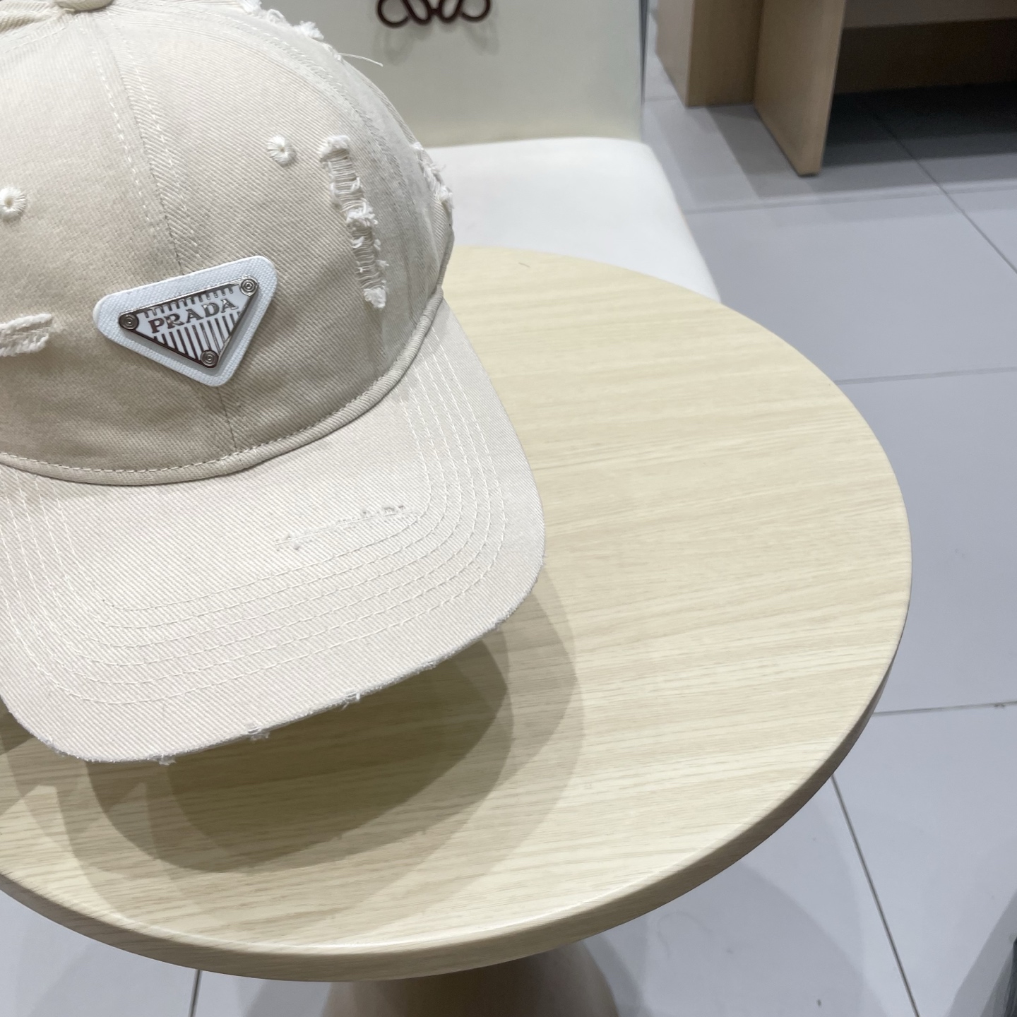  普拉达 Prada🆕春款新款个性棒球帽，高品质透气性巨佳，四季佩戴款
高颜值时尚单品！
男女同款