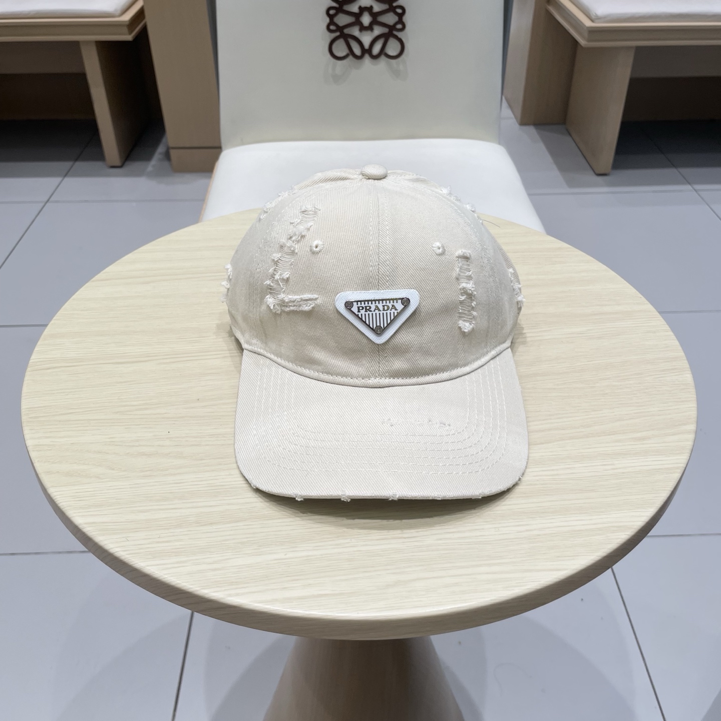  普拉达 Prada🆕春款新款个性棒球帽，高品质透气性巨佳，四季佩戴款
高颜值时尚单品！
男女同款