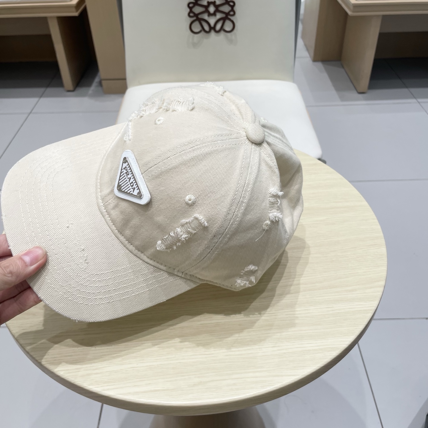  普拉达 Prada🆕春款新款个性棒球帽，高品质透气性巨佳，四季佩戴款
高颜值时尚单品！
男女同款