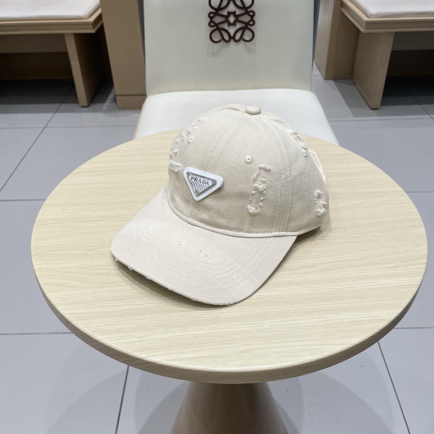  普拉达 Prada🆕春款新款个性棒球帽，高品质透气性巨佳，四季佩戴款
高颜值时尚单品！
男女同款