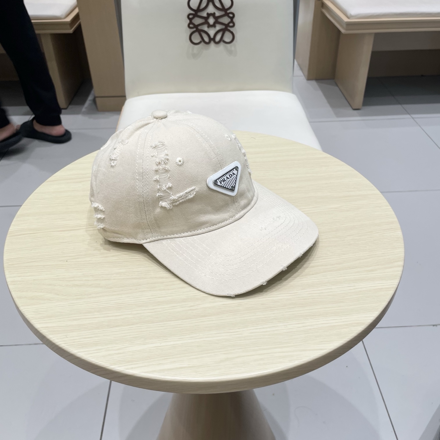  普拉达 Prada🆕春款新款个性棒球帽，高品质透气性巨佳，四季佩戴款
高颜值时尚单品！
男女同款