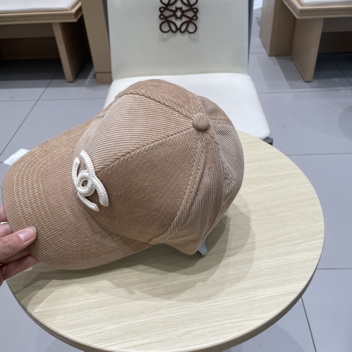 香奈儿 秋季新款 灯芯绒棒球帽🧢
小标几个颜色真的很耐看
整个帽型软顶设计 戴上去和头部完美贴合非常舒服