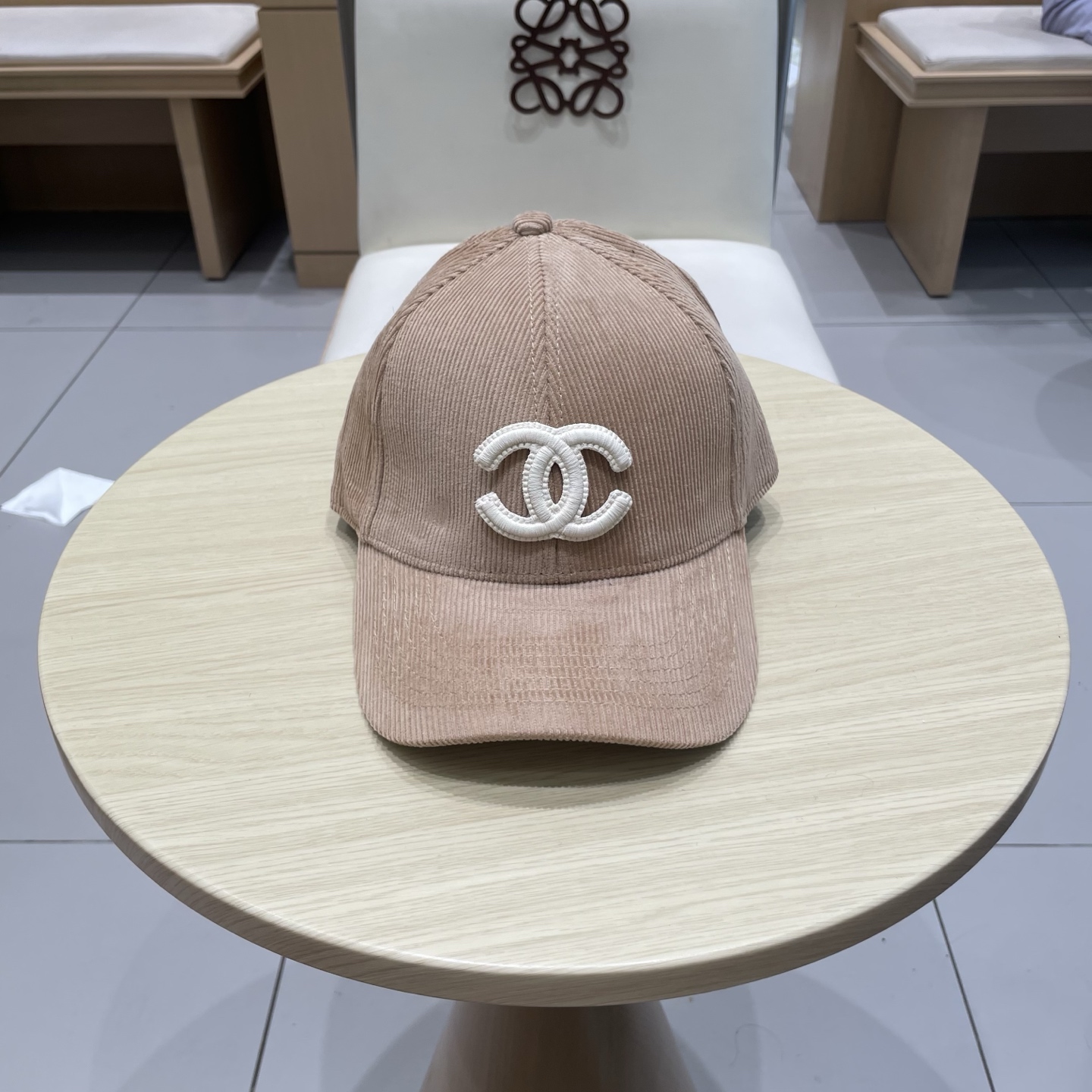 香奈儿 秋季新款 灯芯绒棒球帽🧢
小标几个颜色真的很耐看
整个帽型软顶设计 戴上去和头部完美贴合非常舒服