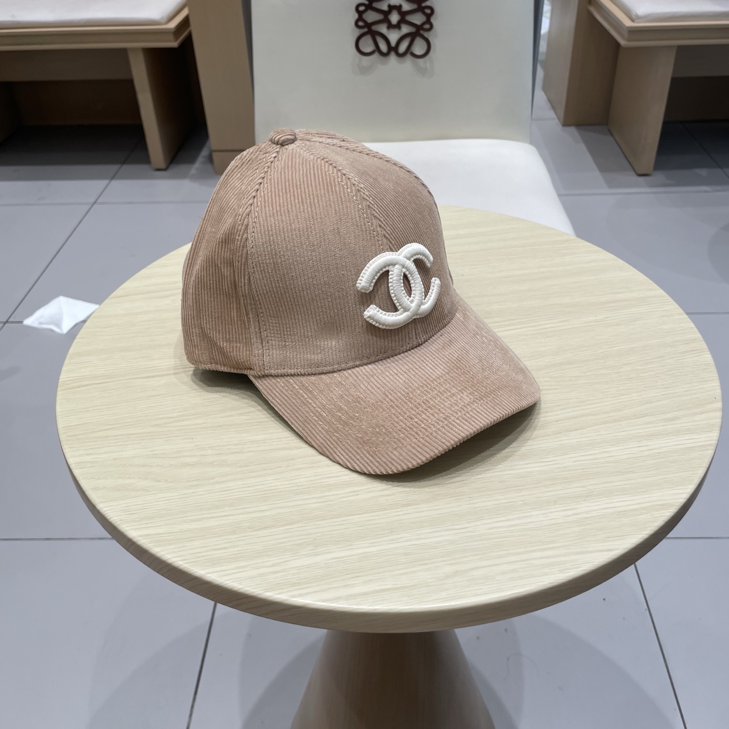 香奈儿 秋季新款 灯芯绒棒球帽🧢
小标几个颜色真的很耐看
整个帽型软顶设计 戴上去和头部完美贴合非常舒服