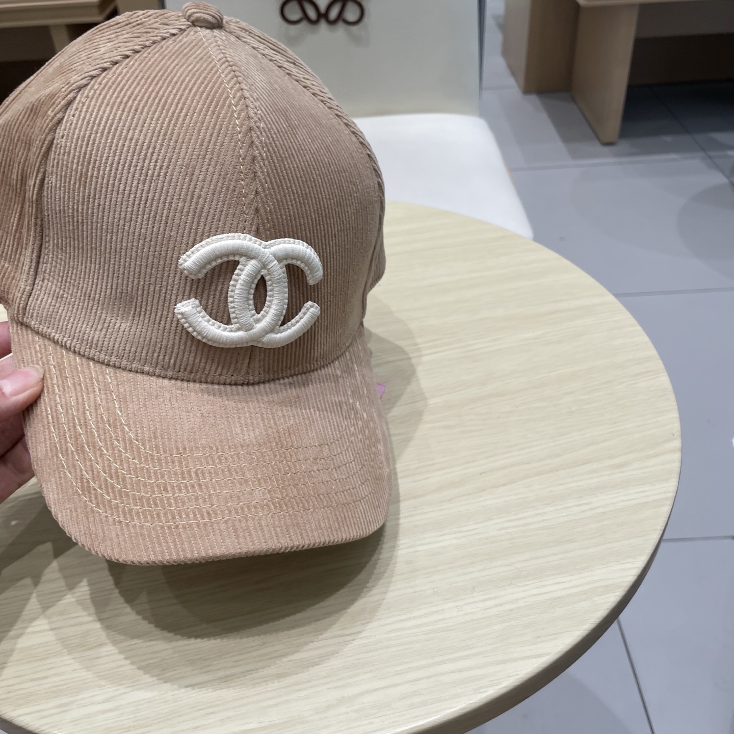 香奈儿 秋季新款 灯芯绒棒球帽🧢
小标几个颜色真的很耐看
整个帽型软顶设计 戴上去和头部完美贴合非常舒服