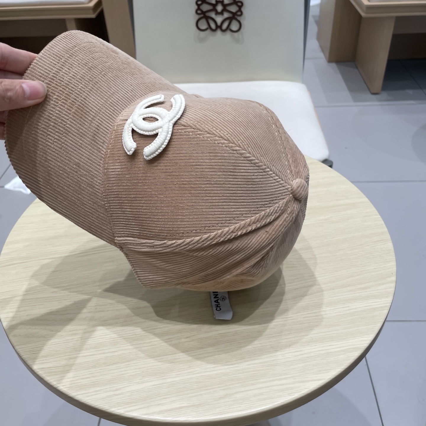 香奈儿 秋季新款 灯芯绒棒球帽🧢
小标几个颜色真的很耐看
整个帽型软顶设计 戴上去和头部完美贴合非常舒服