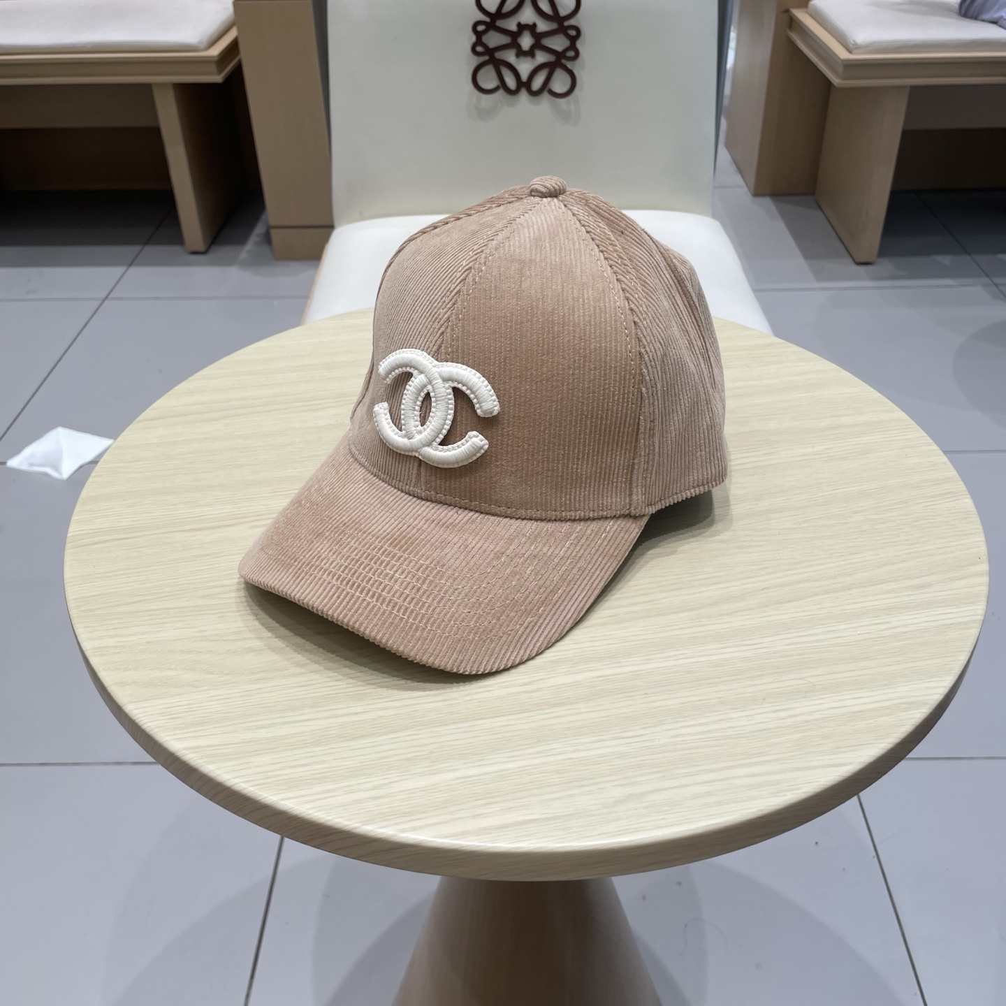 香奈儿 秋季新款 灯芯绒棒球帽🧢
小标几个颜色真的很耐看
整个帽型软顶设计 戴上去和头部完美贴合非常舒服