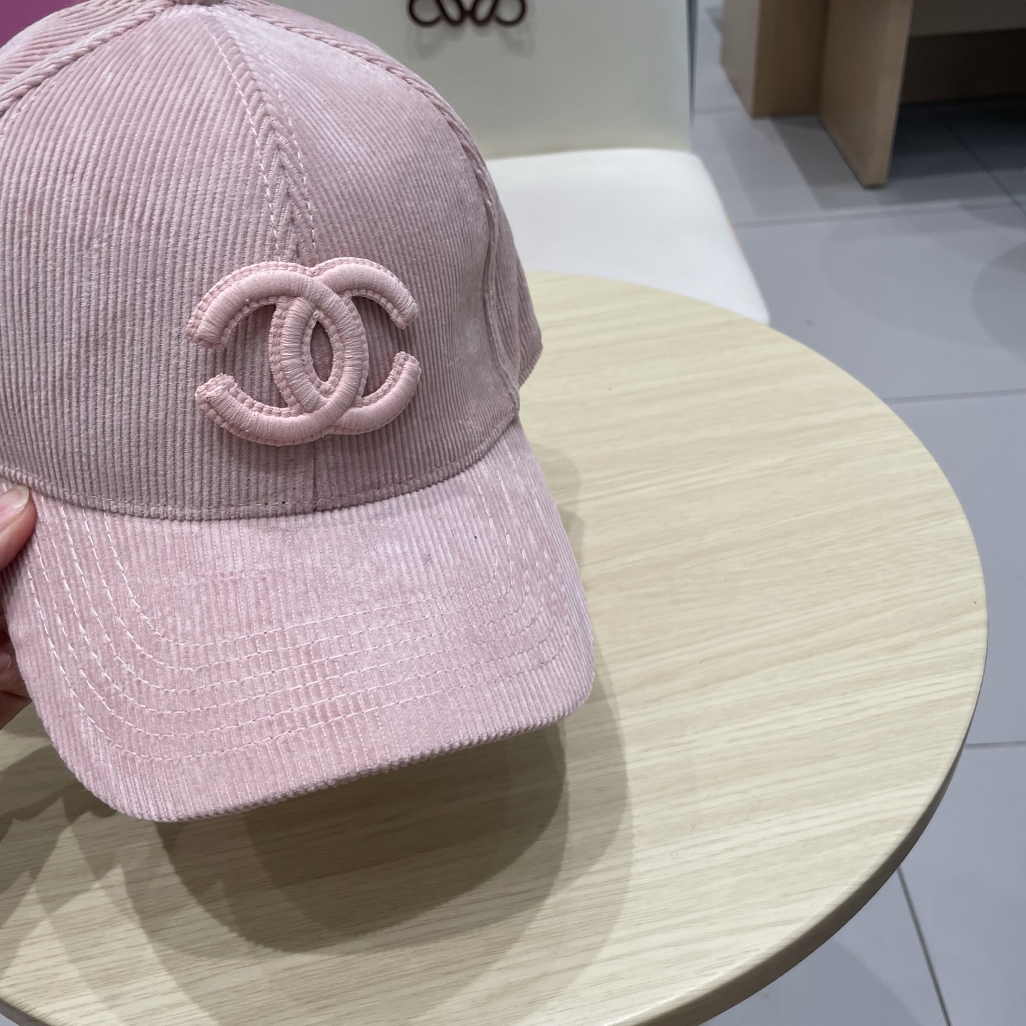 香奈儿 秋季新款 灯芯绒棒球帽🧢
小标几个颜色真的很耐看
整个帽型软顶设计 戴上去和头部完美贴合非常舒服