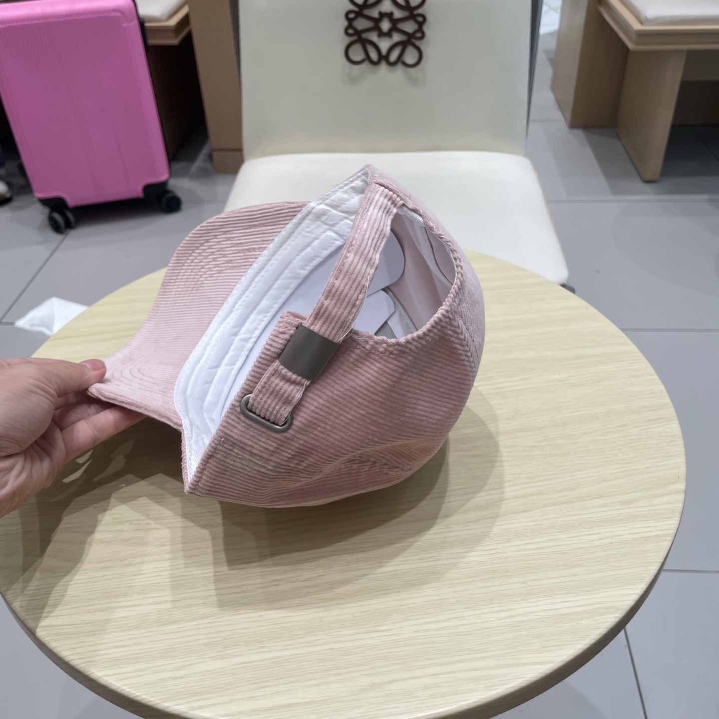 香奈儿 秋季新款 灯芯绒棒球帽🧢
小标几个颜色真的很耐看
整个帽型软顶设计 戴上去和头部完美贴合非常舒服