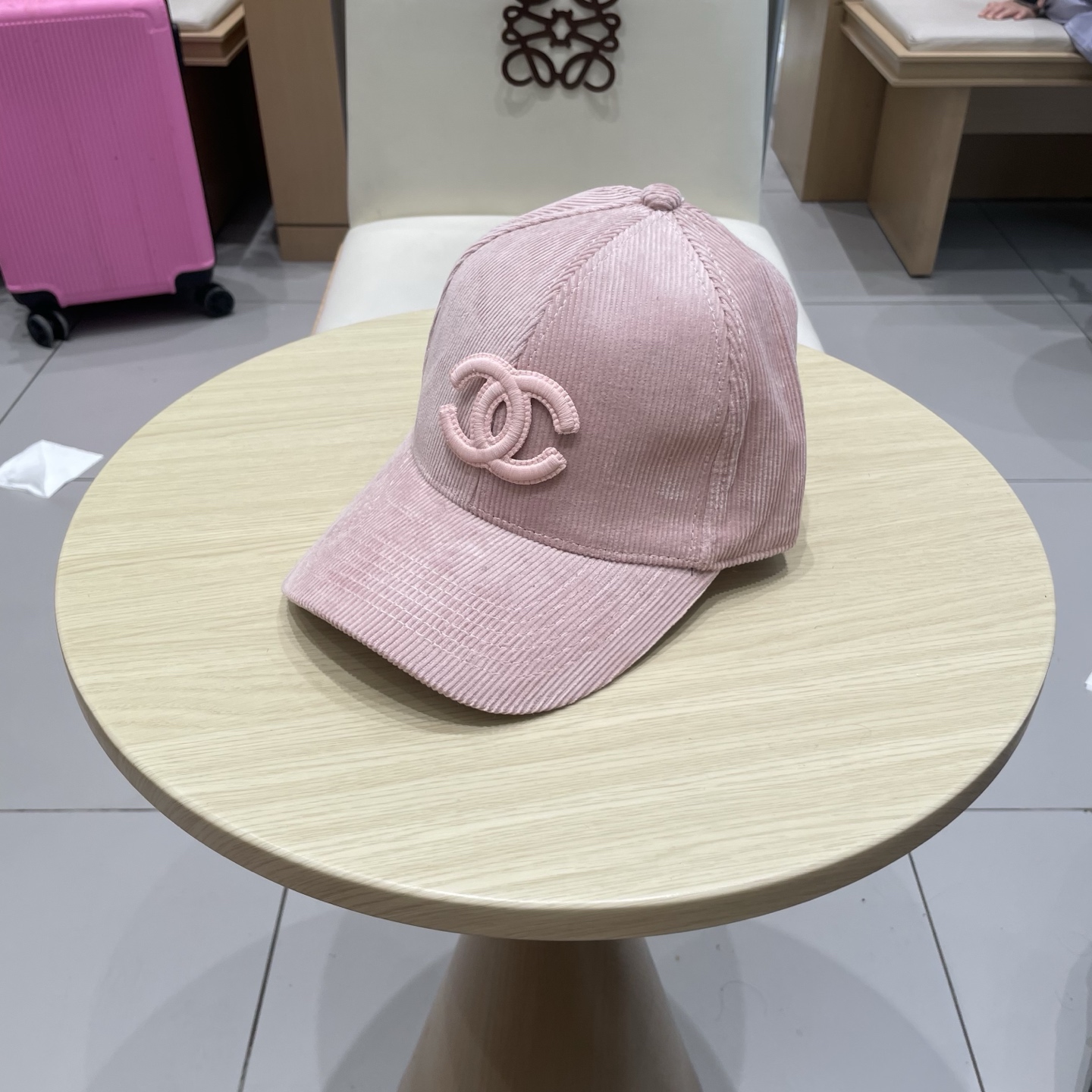 香奈儿 秋季新款 灯芯绒棒球帽🧢
小标几个颜色真的很耐看
整个帽型软顶设计 戴上去和头部完美贴合非常舒服