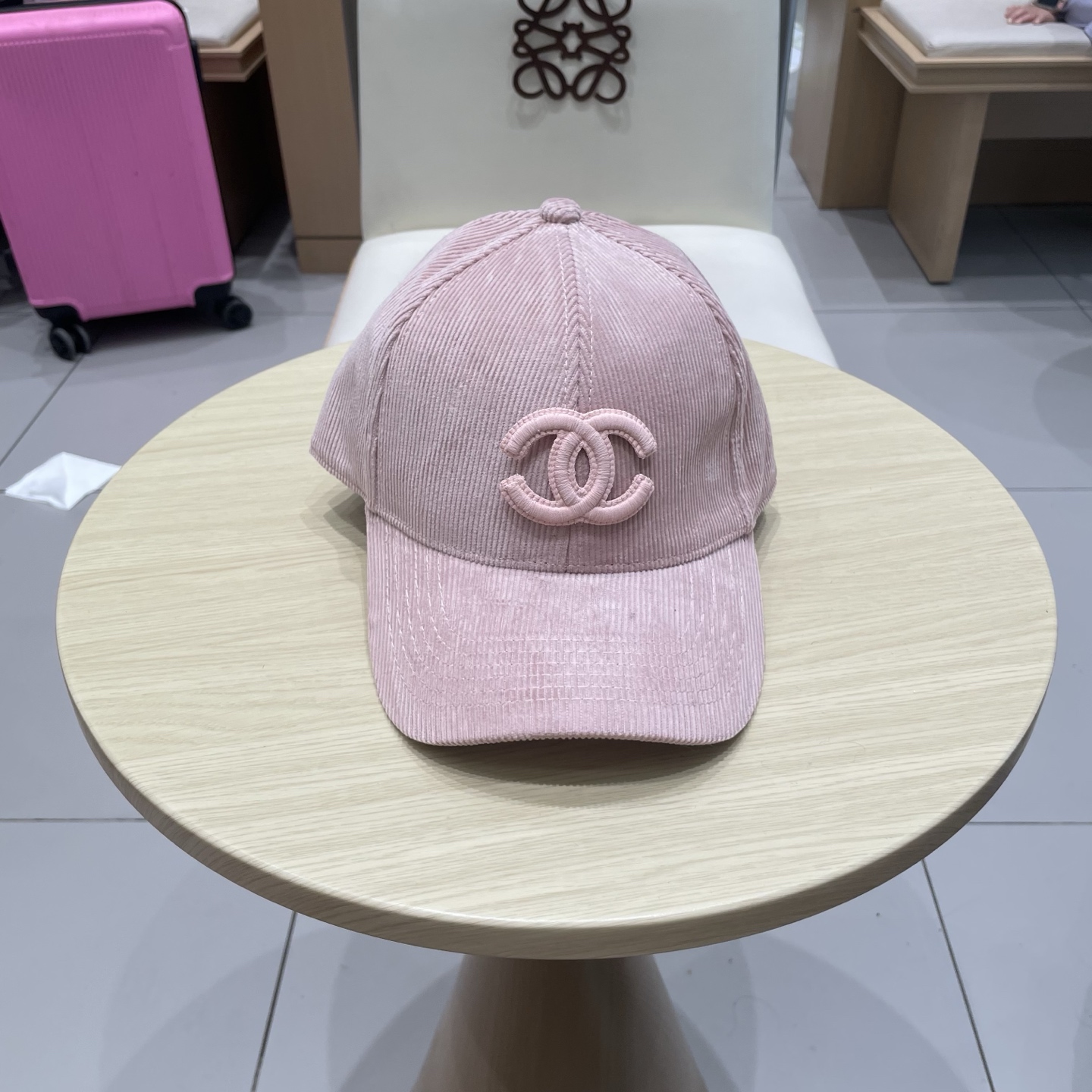 香奈儿 秋季新款 灯芯绒棒球帽🧢
小标几个颜色真的很耐看
整个帽型软顶设计 戴上去和头部完美贴合非常舒服