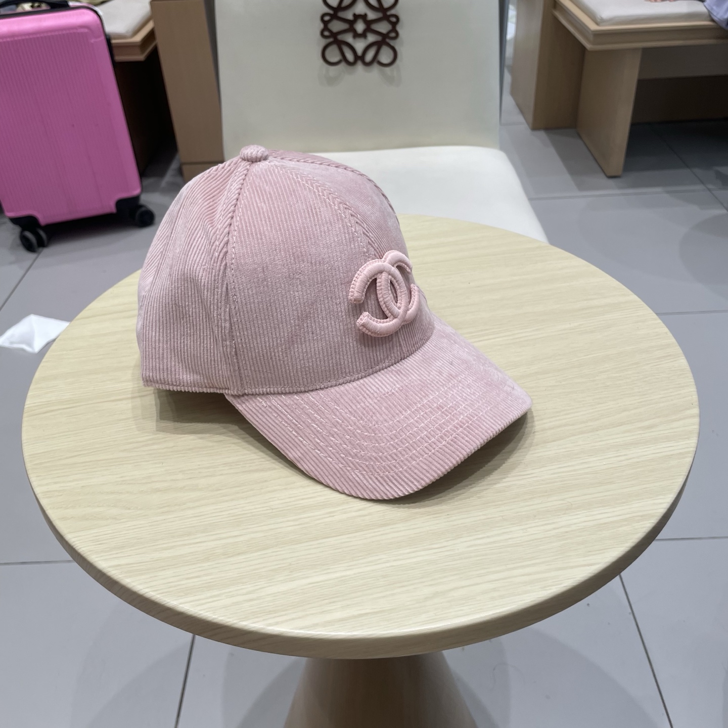 香奈儿 秋季新款 灯芯绒棒球帽🧢
小标几个颜色真的很耐看
整个帽型软顶设计 戴上去和头部完美贴合非常舒服