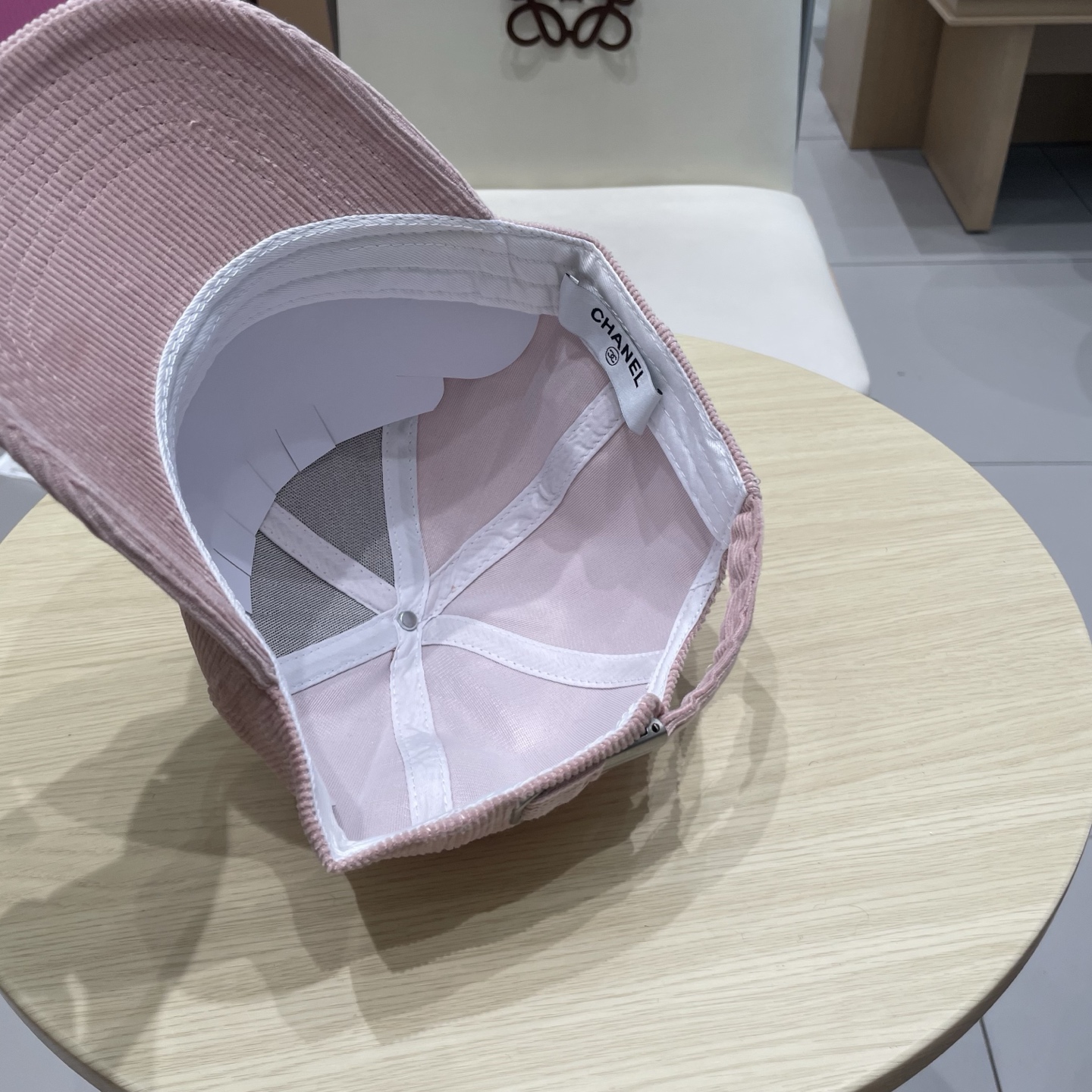 香奈儿 秋季新款 灯芯绒棒球帽🧢
小标几个颜色真的很耐看
整个帽型软顶设计 戴上去和头部完美贴合非常舒服