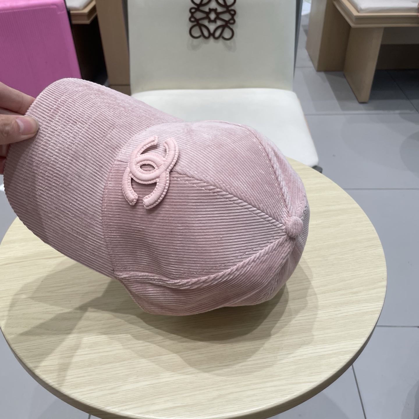 香奈儿 秋季新款 灯芯绒棒球帽🧢
小标几个颜色真的很耐看
整个帽型软顶设计 戴上去和头部完美贴合非常舒服