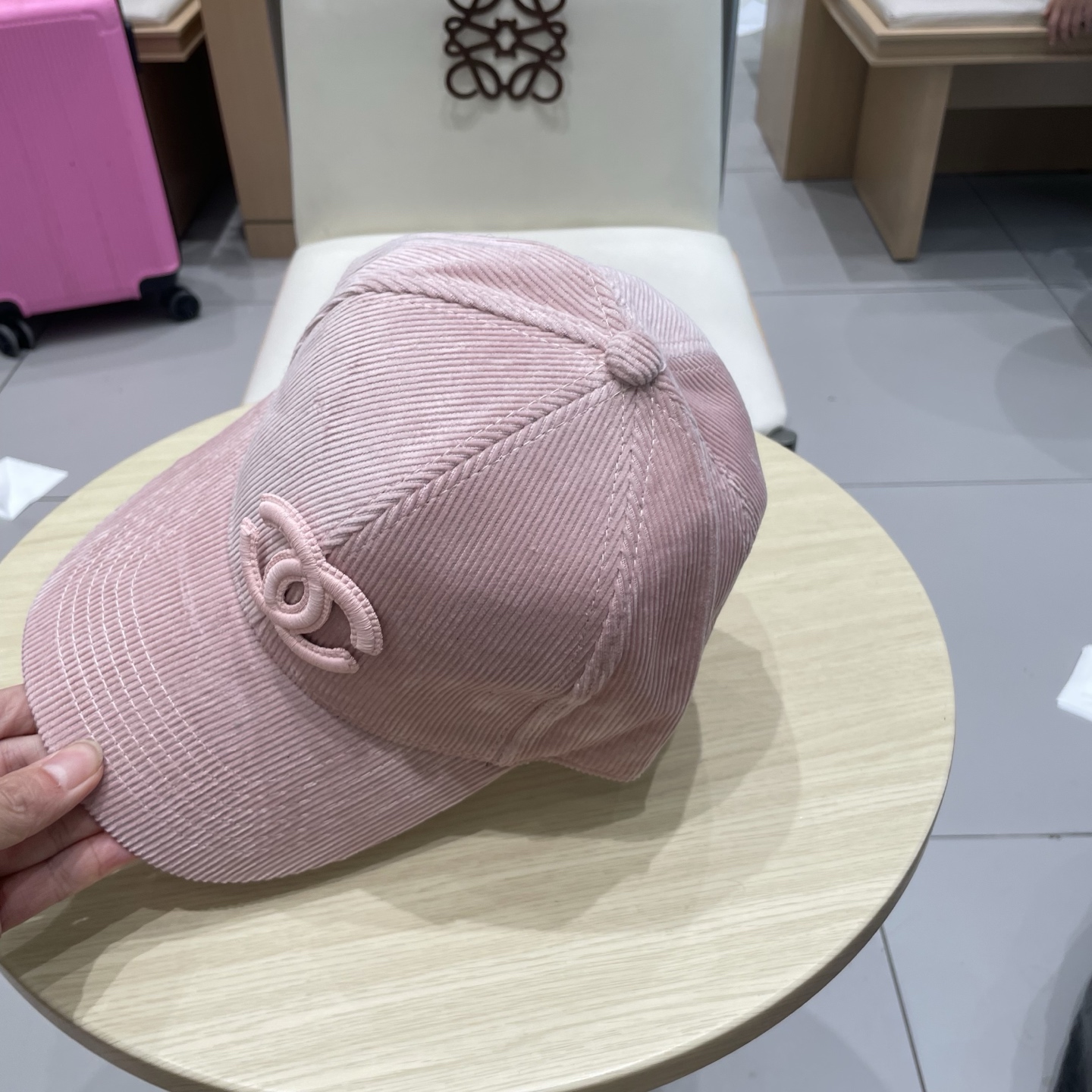 香奈儿 秋季新款 灯芯绒棒球帽🧢
小标几个颜色真的很耐看
整个帽型软顶设计 戴上去和头部完美贴合非常舒服