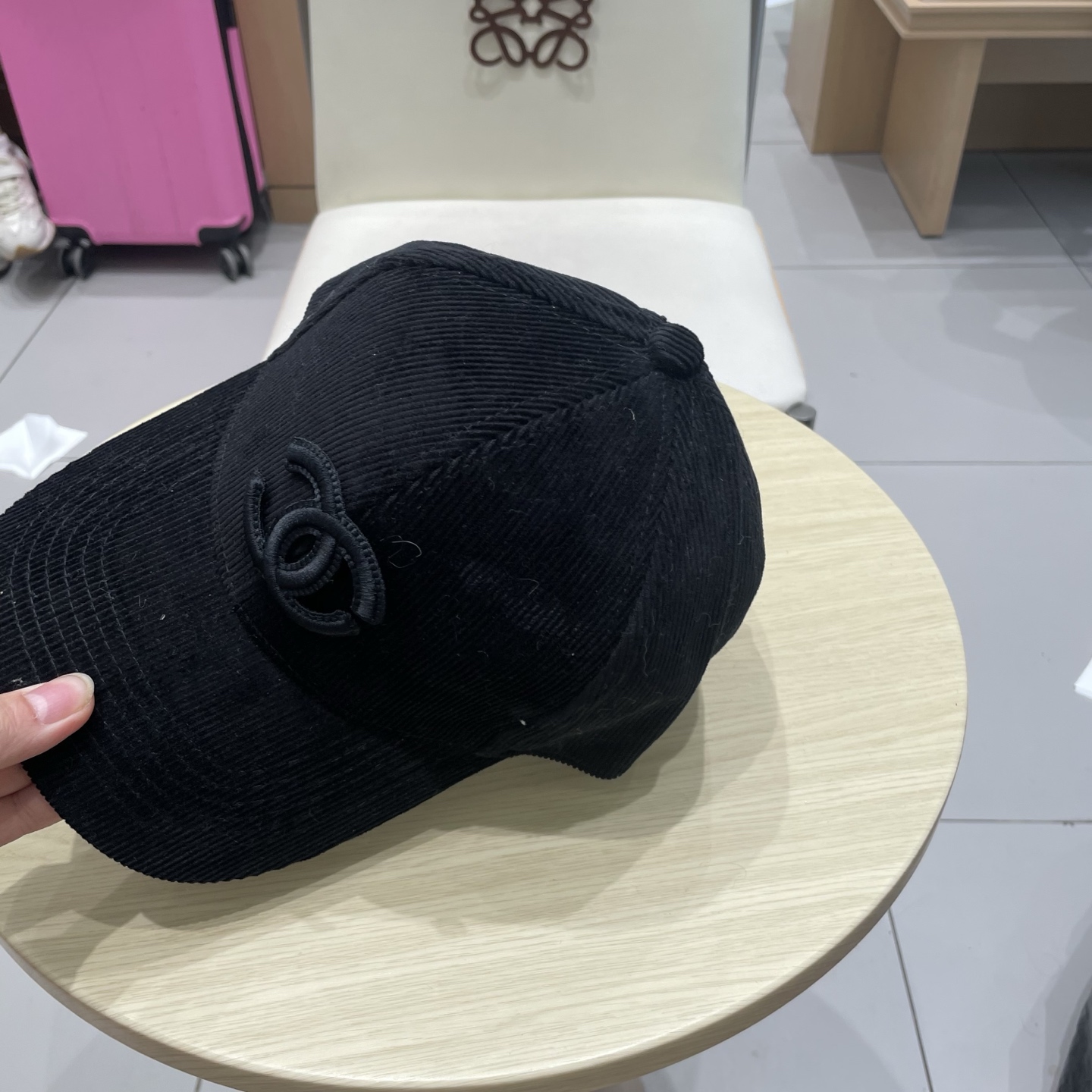 香奈儿 秋季新款 灯芯绒棒球帽🧢
小标几个颜色真的很耐看
整个帽型软顶设计 戴上去和头部完美贴合非常舒服