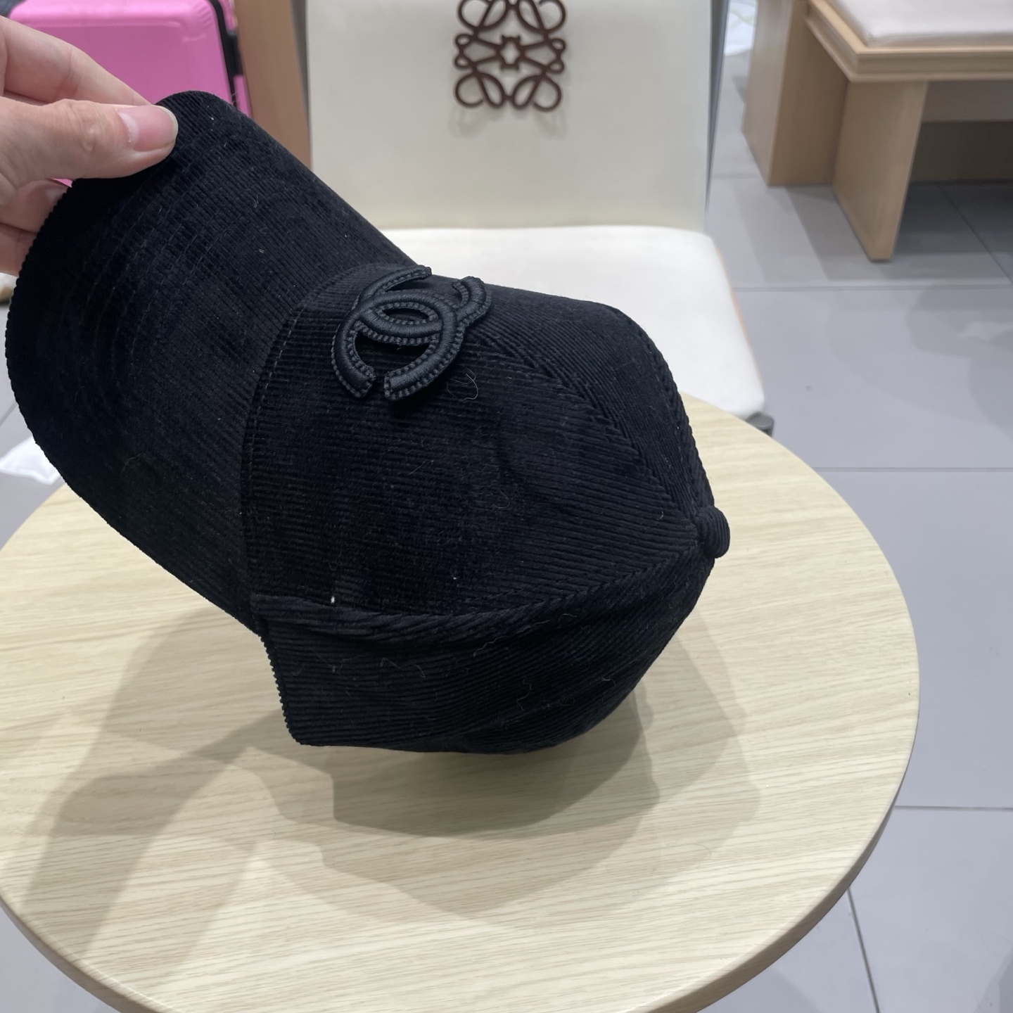 香奈儿 秋季新款 灯芯绒棒球帽🧢
小标几个颜色真的很耐看
整个帽型软顶设计 戴上去和头部完美贴合非常舒服