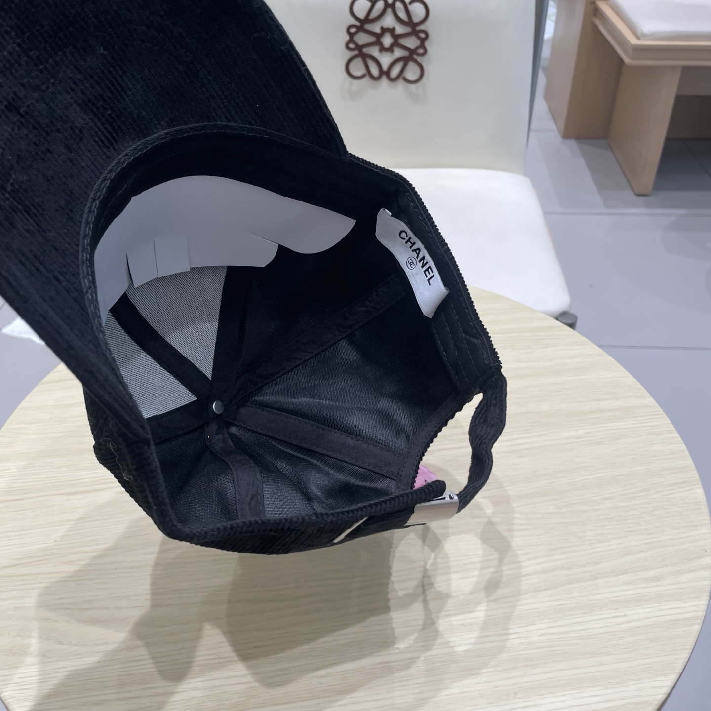 香奈儿 秋季新款 灯芯绒棒球帽🧢
小标几个颜色真的很耐看
整个帽型软顶设计 戴上去和头部完美贴合非常舒服