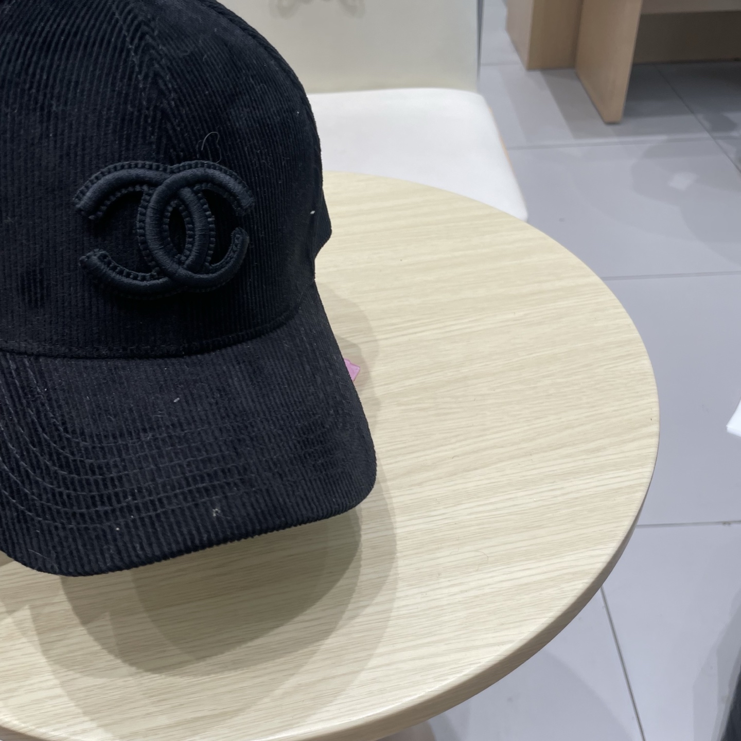 香奈儿 秋季新款 灯芯绒棒球帽🧢
小标几个颜色真的很耐看
整个帽型软顶设计 戴上去和头部完美贴合非常舒服