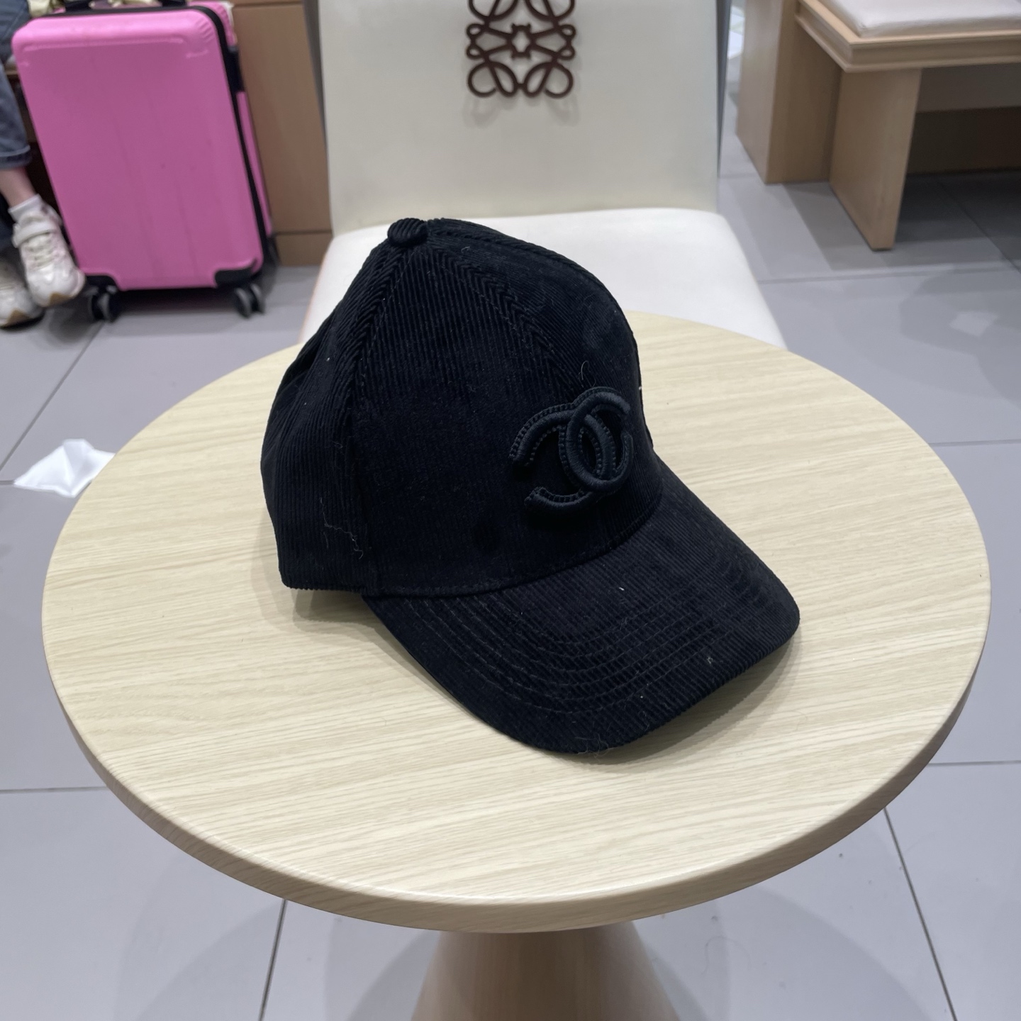 香奈儿 秋季新款 灯芯绒棒球帽🧢
小标几个颜色真的很耐看
整个帽型软顶设计 戴上去和头部完美贴合非常舒服