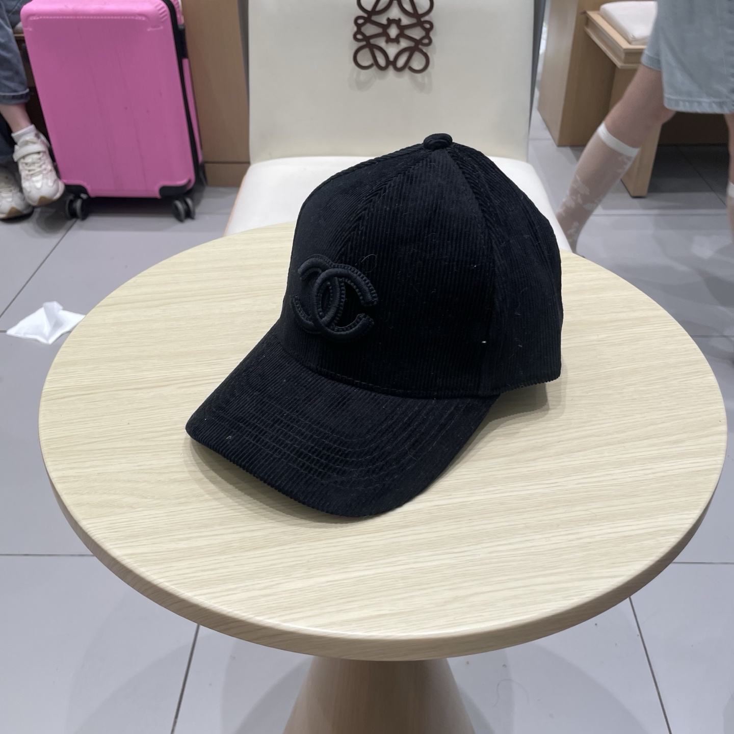 香奈儿 秋季新款 灯芯绒棒球帽🧢
小标几个颜色真的很耐看
整个帽型软顶设计 戴上去和头部完美贴合非常舒服