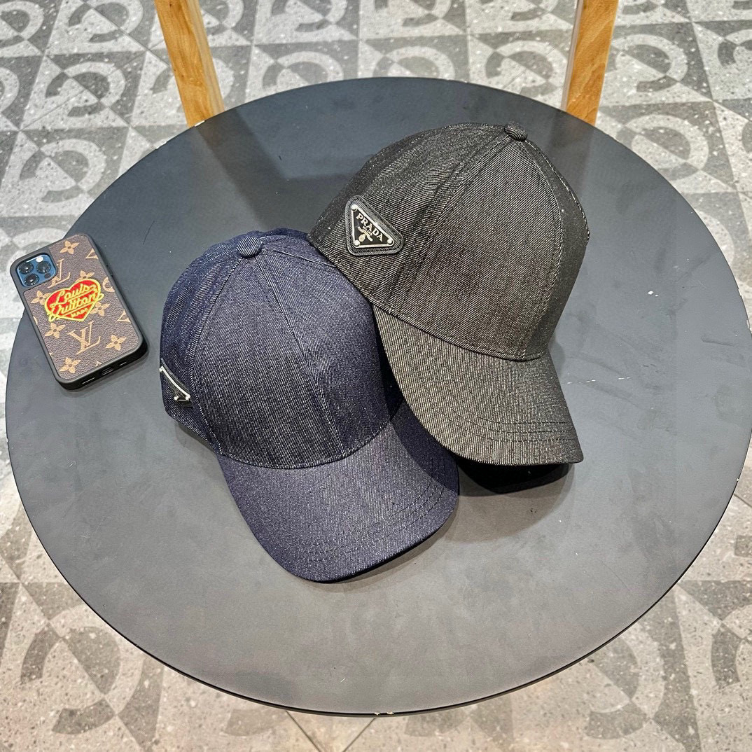  普拉达 春夏牛仔棒球帽
这款真的要推荐给你们，气质又随意，牛仔布面料百搭又耐看，不挑脸型和头型，超显脸