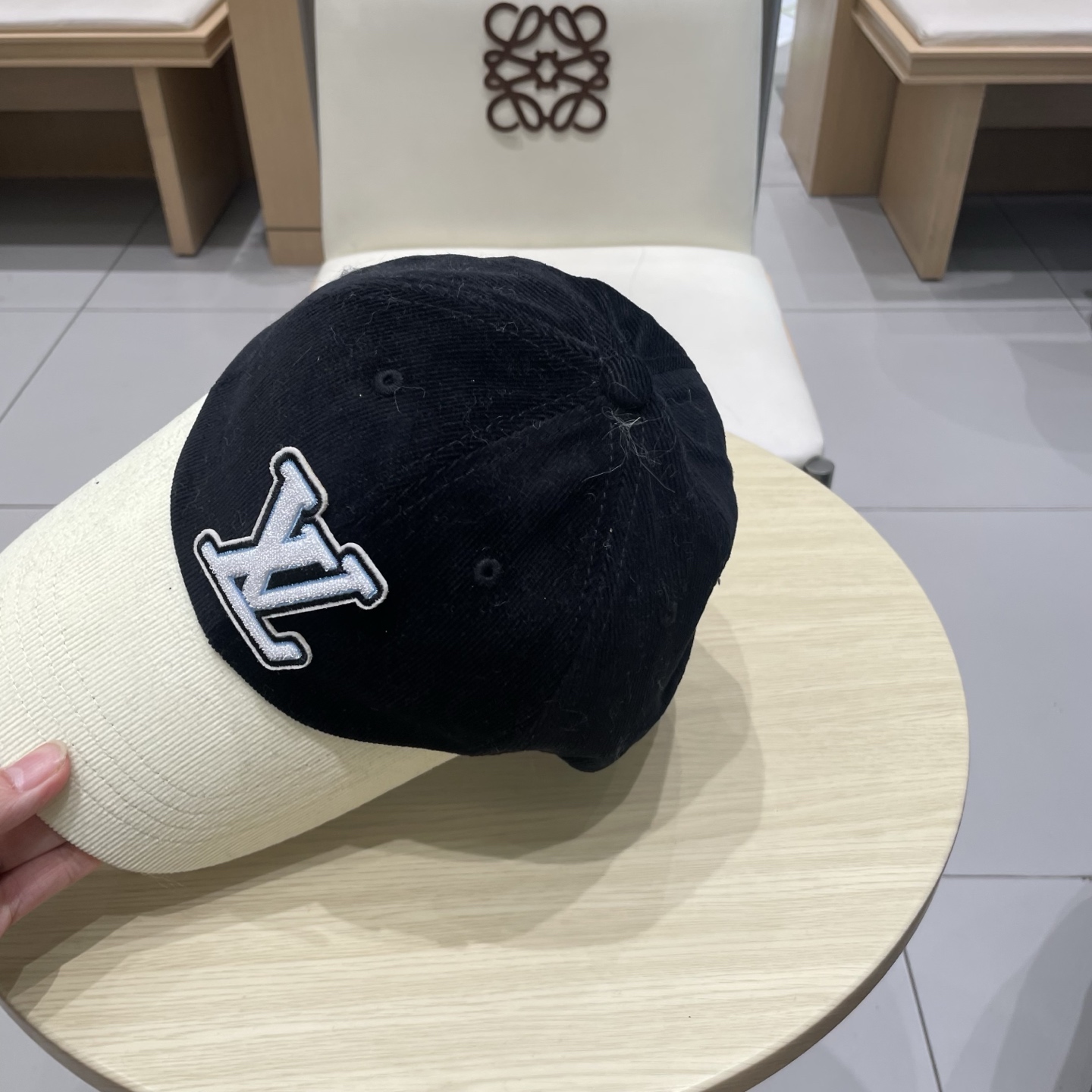  LV路易威登拼色秋冬本专柜爆款灯芯绒棒球帽  重工打造♥️高端大气，百搭款🤗男女通用！