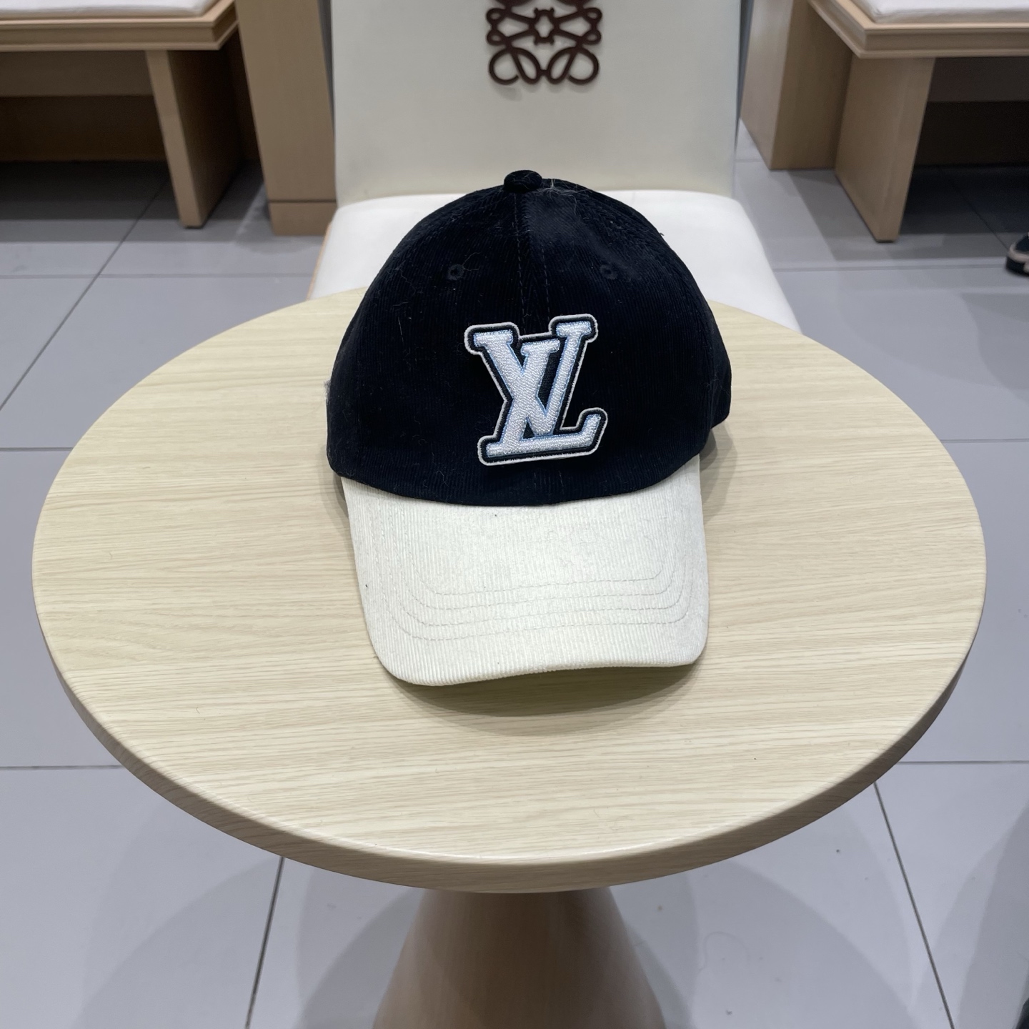  LV路易威登拼色秋冬本专柜爆款灯芯绒棒球帽  重工打造♥️高端大气，百搭款🤗男女通用！