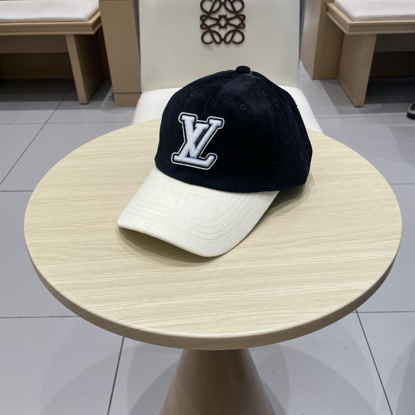  LV路易威登拼色秋冬本专柜爆款灯芯绒棒球帽  重工打造♥️高端大气，百搭款🤗男女通用！