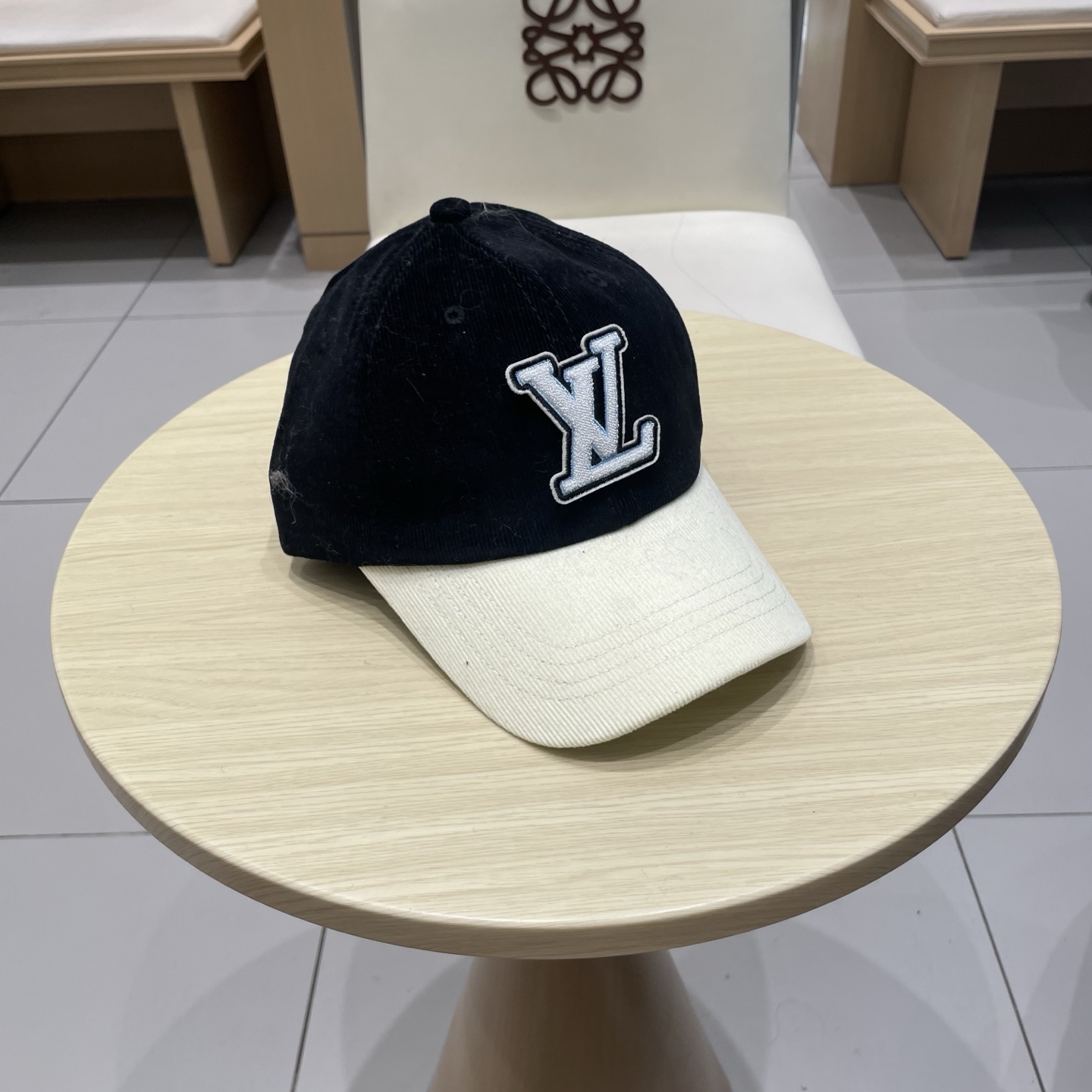  LV路易威登拼色秋冬本专柜爆款灯芯绒棒球帽  重工打造♥️高端大气，百搭款🤗男女通用！