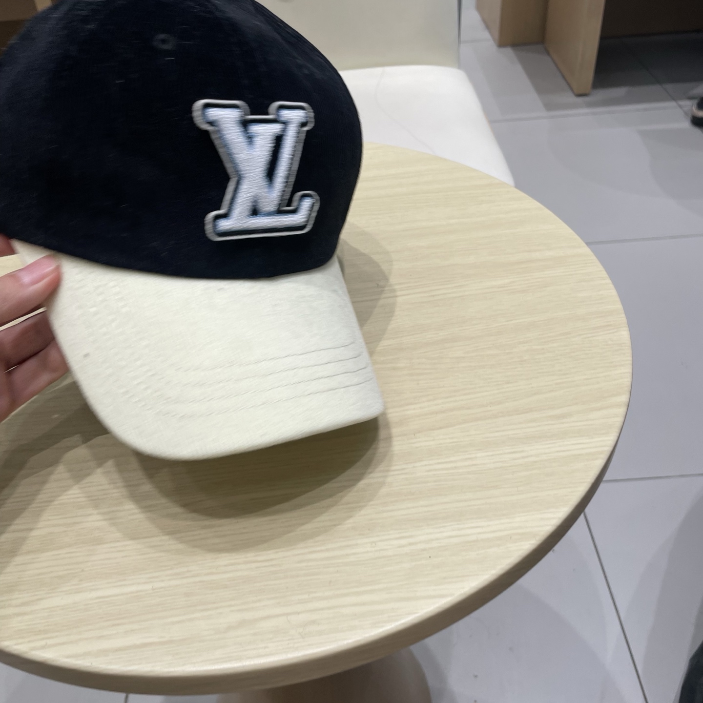  LV路易威登拼色秋冬本专柜爆款灯芯绒棒球帽  重工打造♥️高端大气，百搭款🤗男女通用！