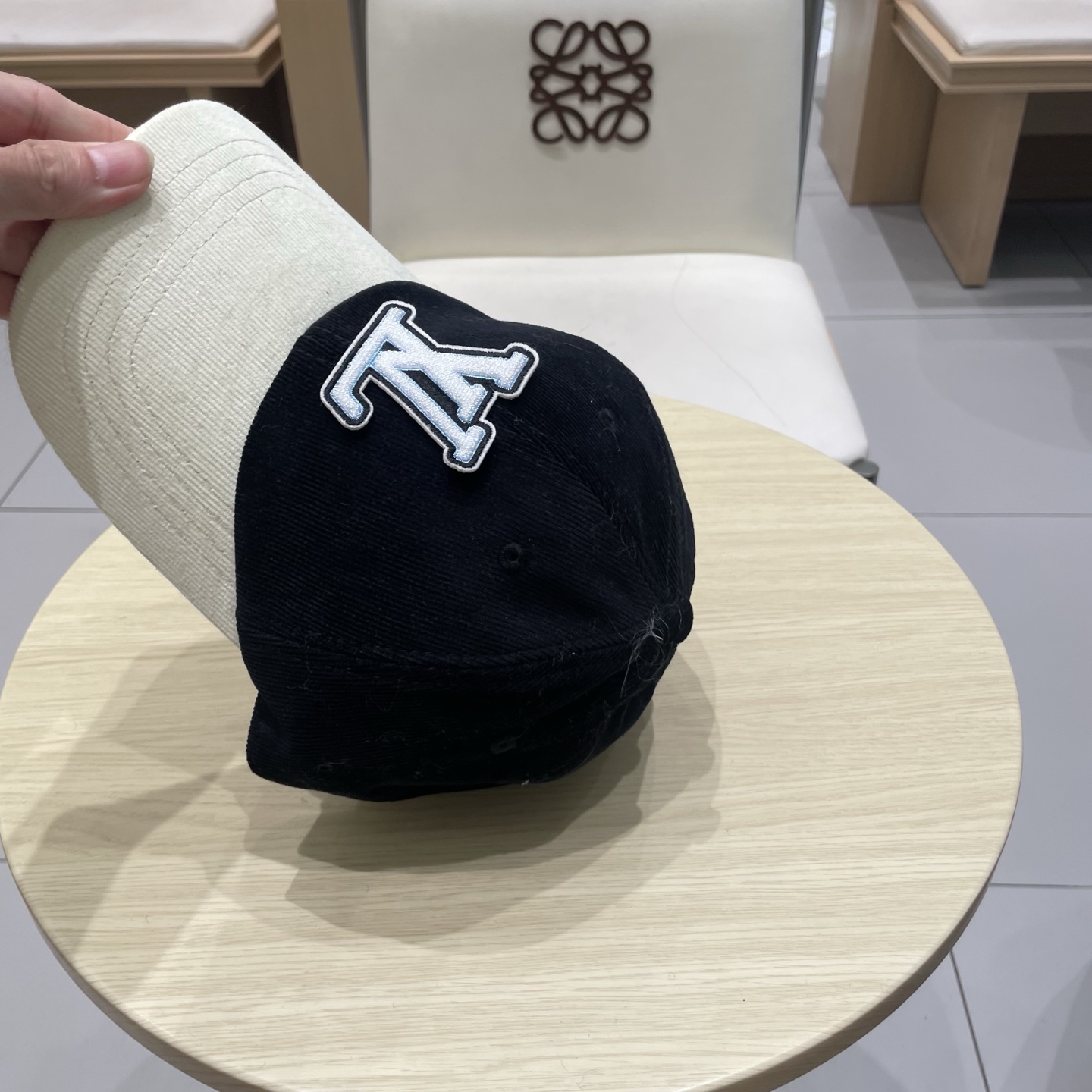  LV路易威登拼色秋冬本专柜爆款灯芯绒棒球帽  重工打造♥️高端大气，百搭款🤗男女通用！