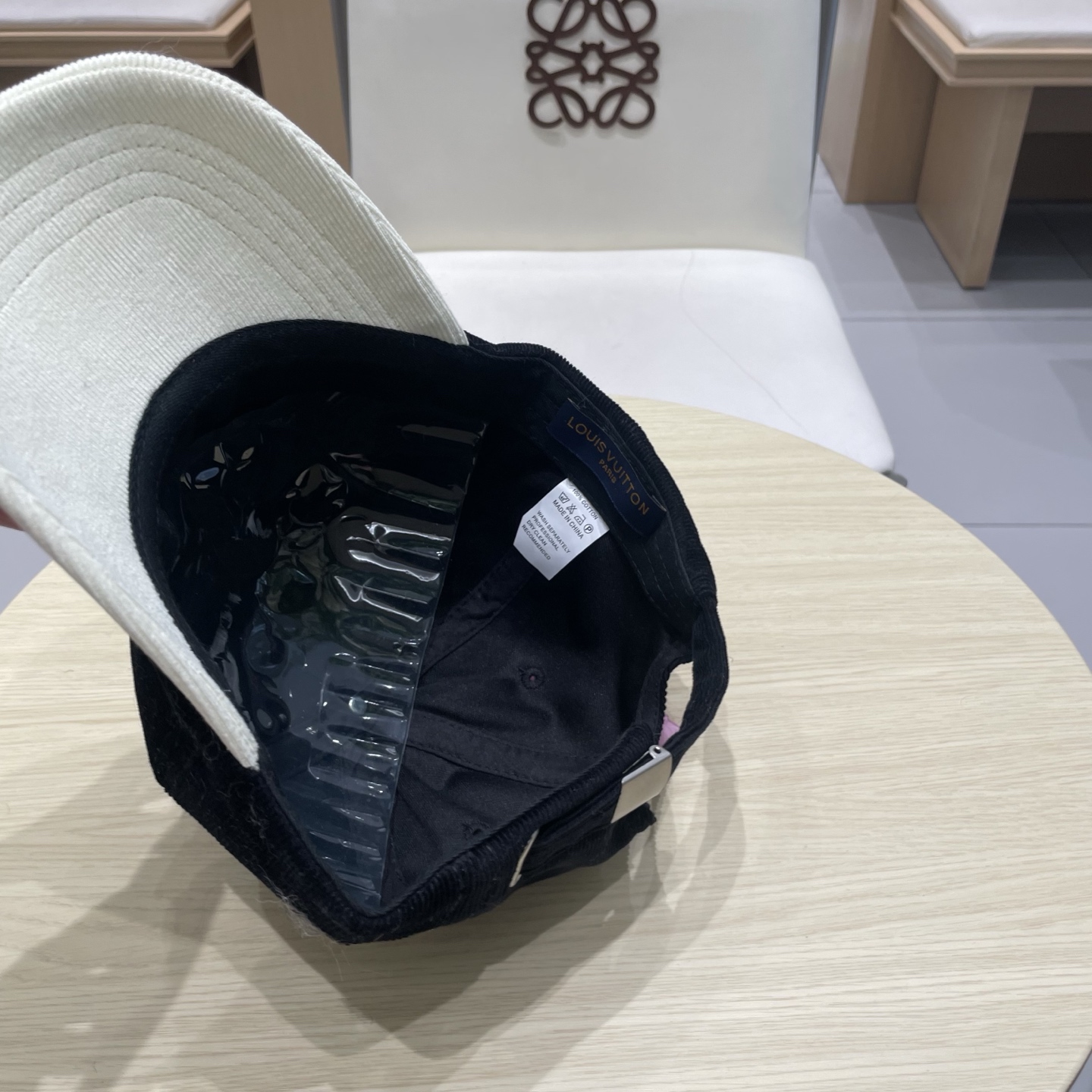  LV路易威登拼色秋冬本专柜爆款灯芯绒棒球帽  重工打造♥️高端大气，百搭款🤗男女通用！