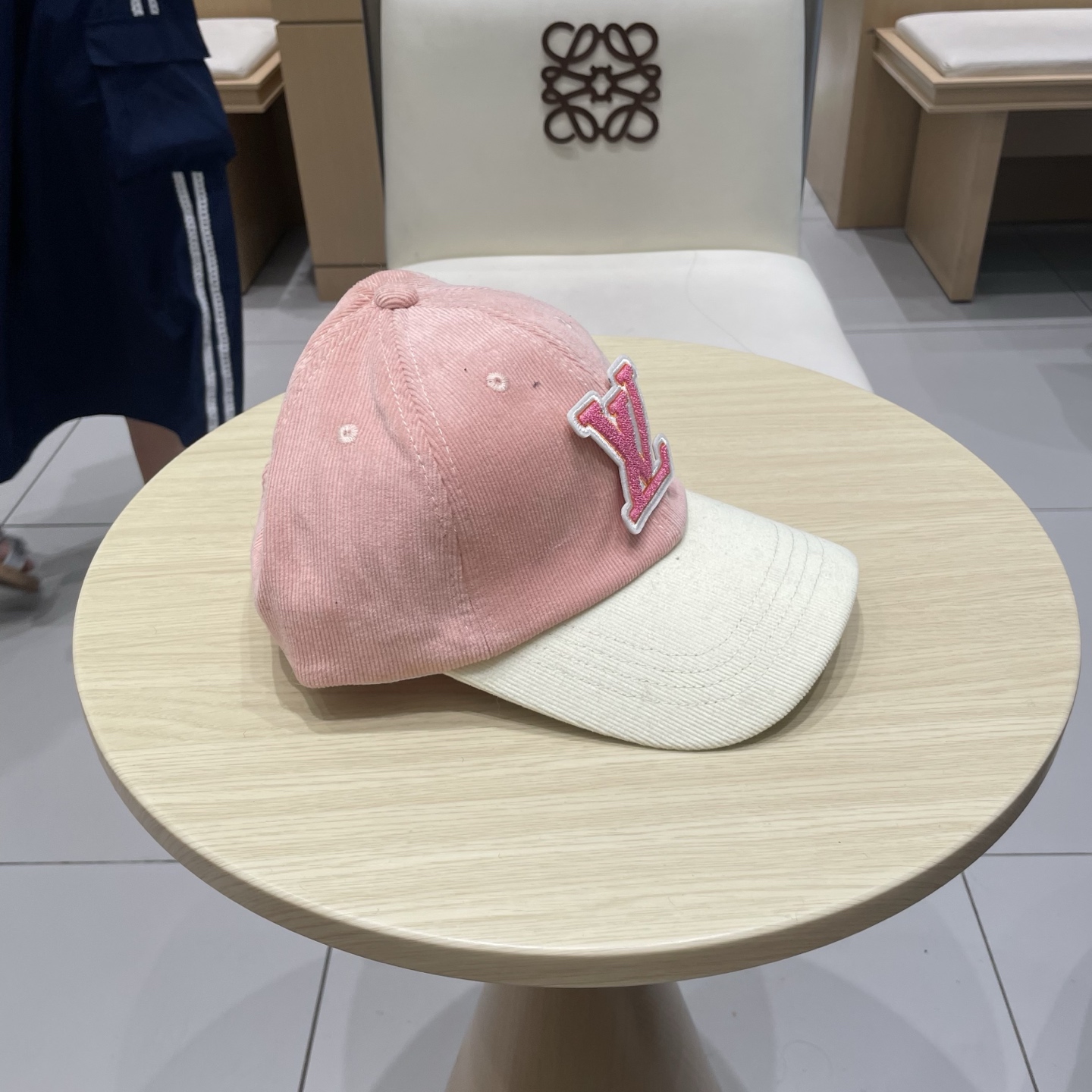  LV路易威登拼色秋冬本专柜爆款灯芯绒棒球帽  重工打造♥️高端大气，百搭款🤗男女通用！