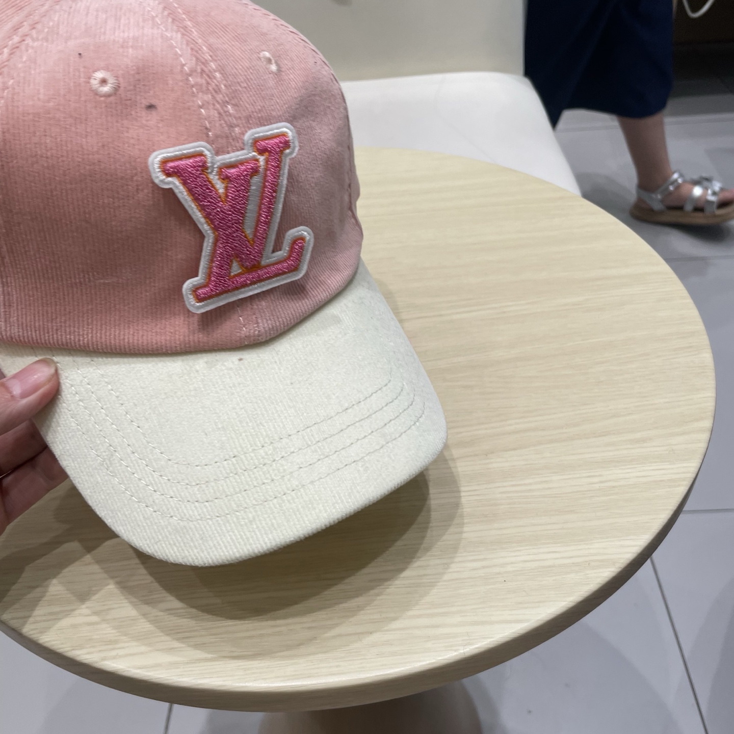  LV路易威登拼色秋冬本专柜爆款灯芯绒棒球帽  重工打造♥️高端大气，百搭款🤗男女通用！