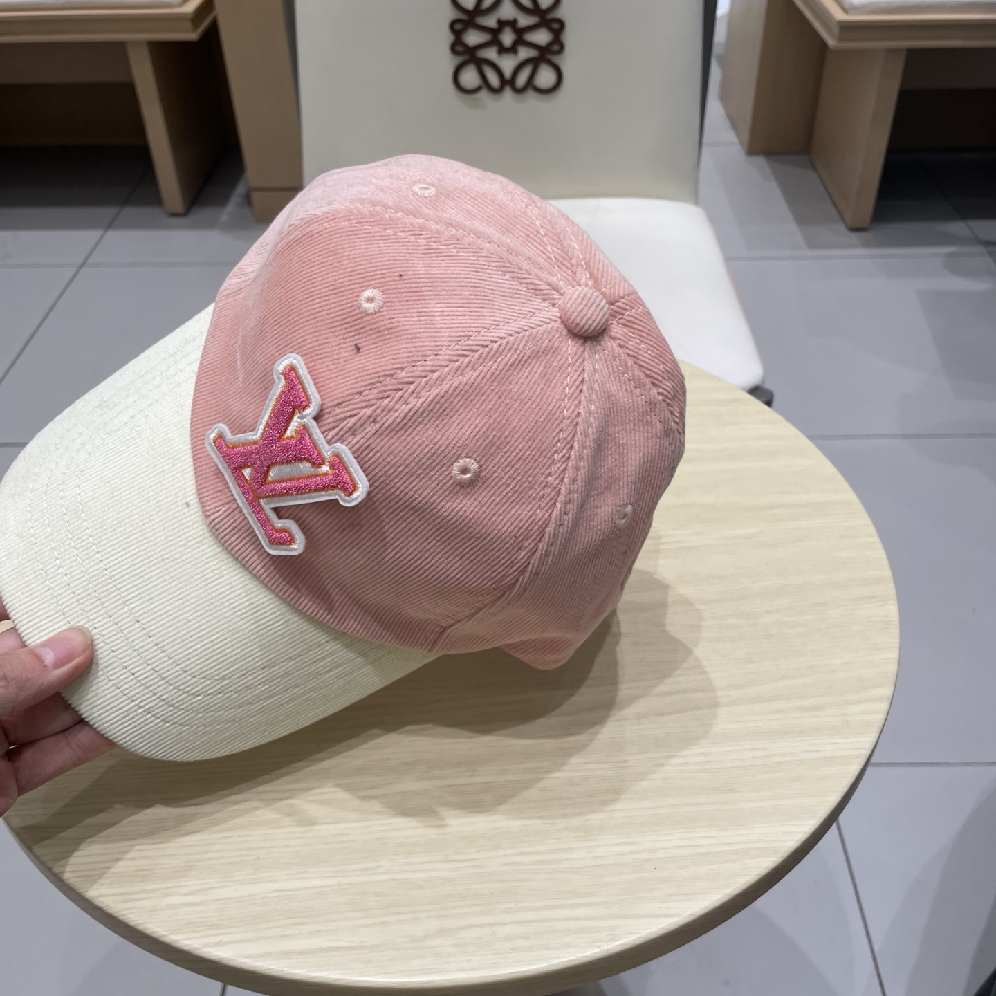  LV路易威登拼色秋冬本专柜爆款灯芯绒棒球帽  重工打造♥️高端大气，百搭款🤗男女通用！