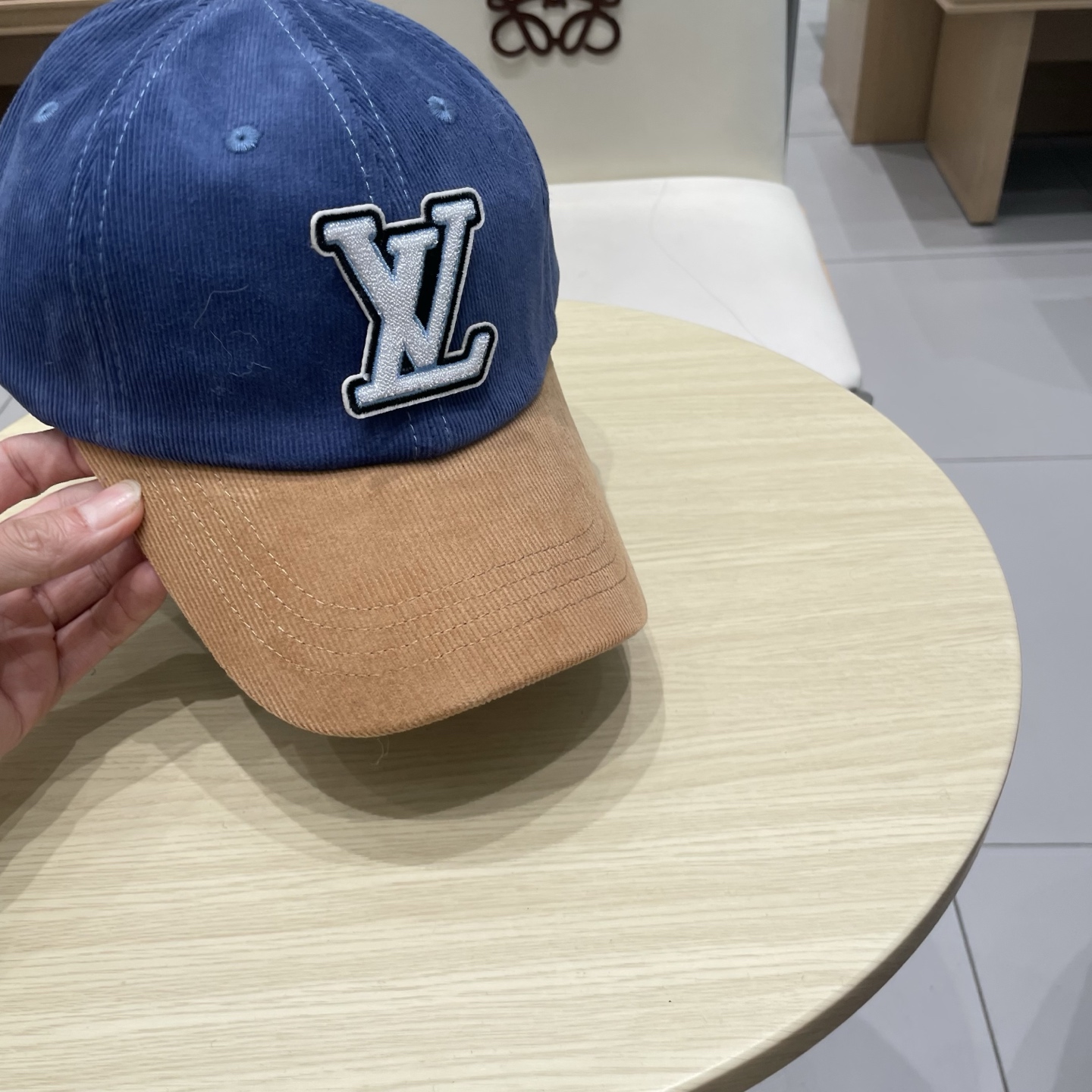  LV路易威登拼色秋冬本专柜爆款灯芯绒棒球帽  重工打造♥️高端大气，百搭款🤗男女通用！