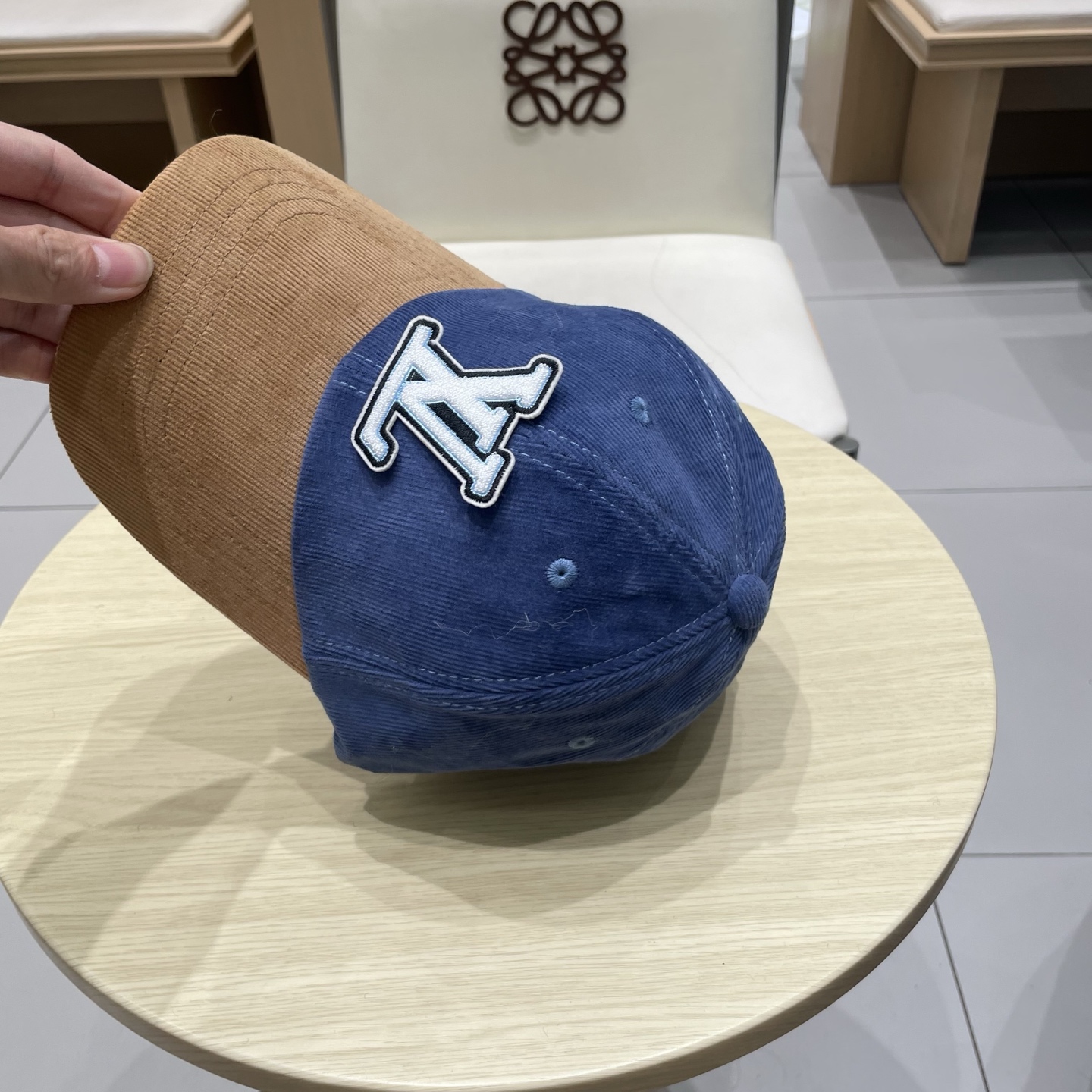  LV路易威登拼色秋冬本专柜爆款灯芯绒棒球帽  重工打造♥️高端大气，百搭款🤗男女通用！