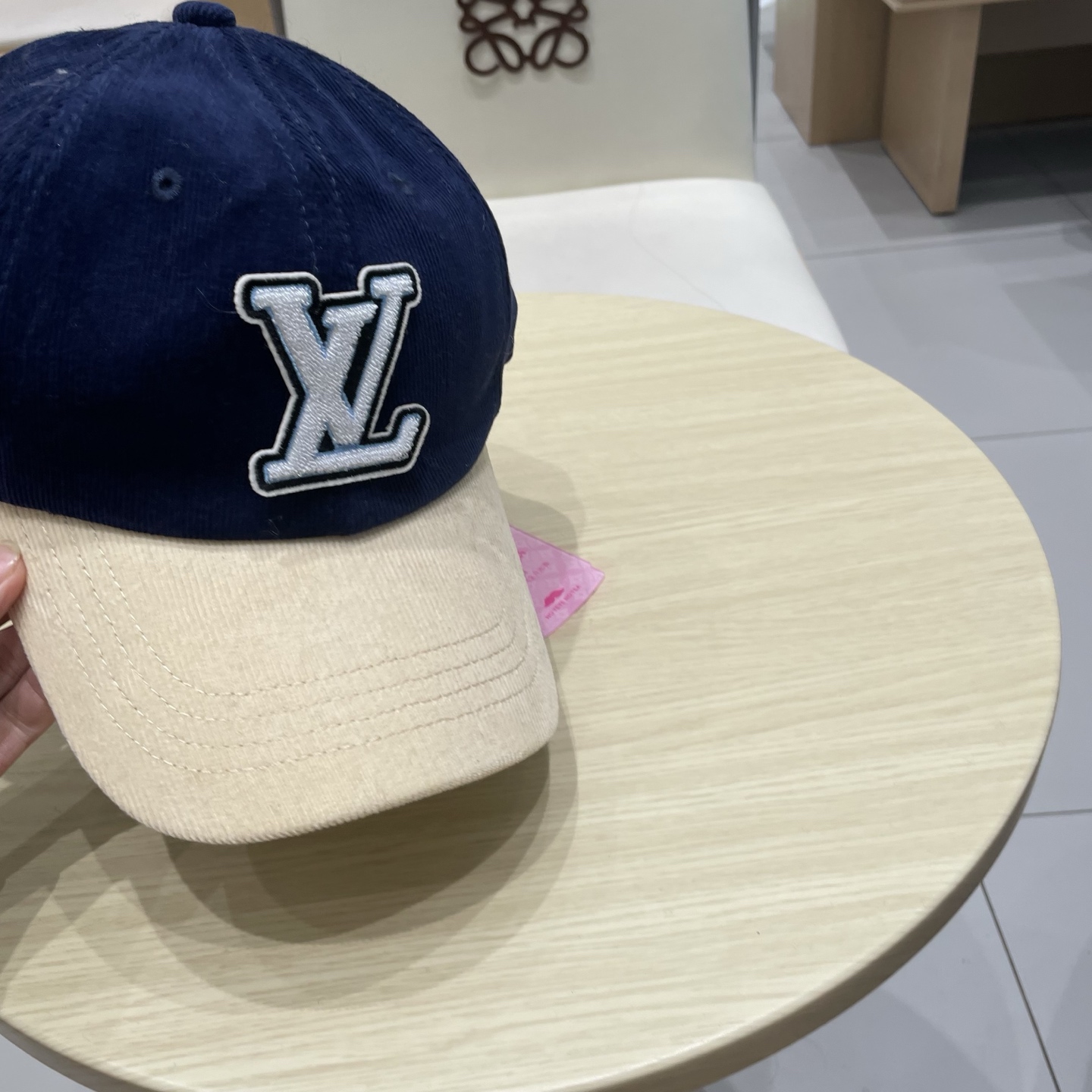  LV路易威登拼色秋冬本专柜爆款灯芯绒棒球帽  重工打造♥️高端大气，百搭款🤗男女通用！