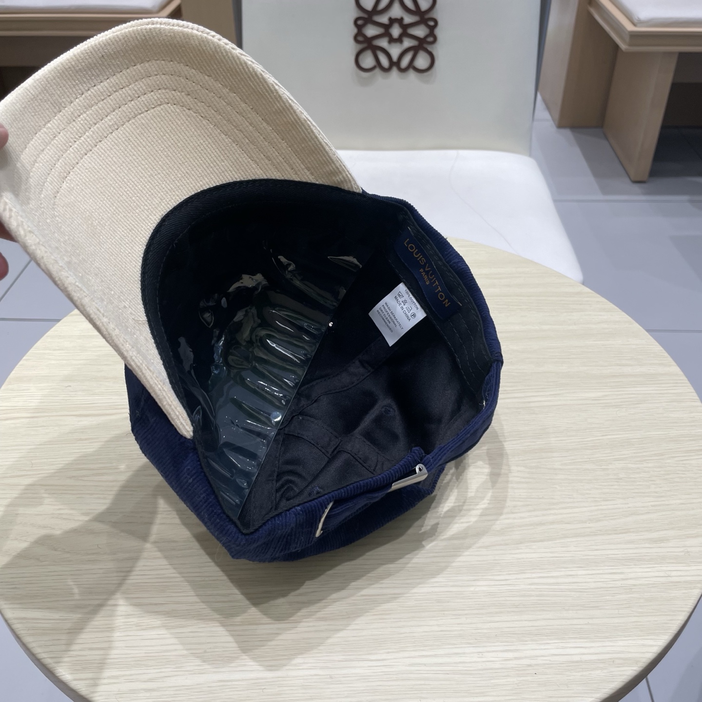  LV路易威登拼色秋冬本专柜爆款灯芯绒棒球帽  重工打造♥️高端大气，百搭款🤗男女通用！