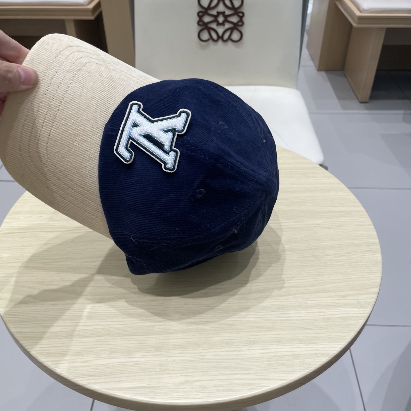  LV路易威登拼色秋冬本专柜爆款灯芯绒棒球帽  重工打造♥️高端大气，百搭款🤗男女通用！