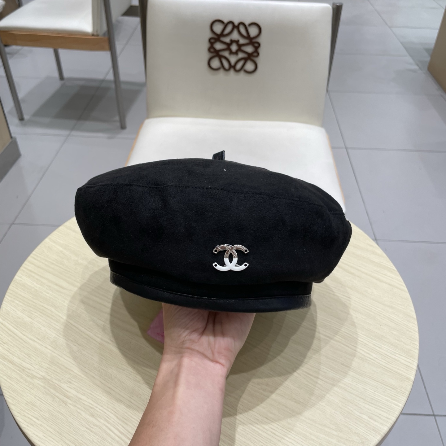  CHANEL香奈儿新款贝雷秋款帽🔸 节假日旅游带它出去美美哒❕  中古款哟.这种帽子不容易撞款 😬 现