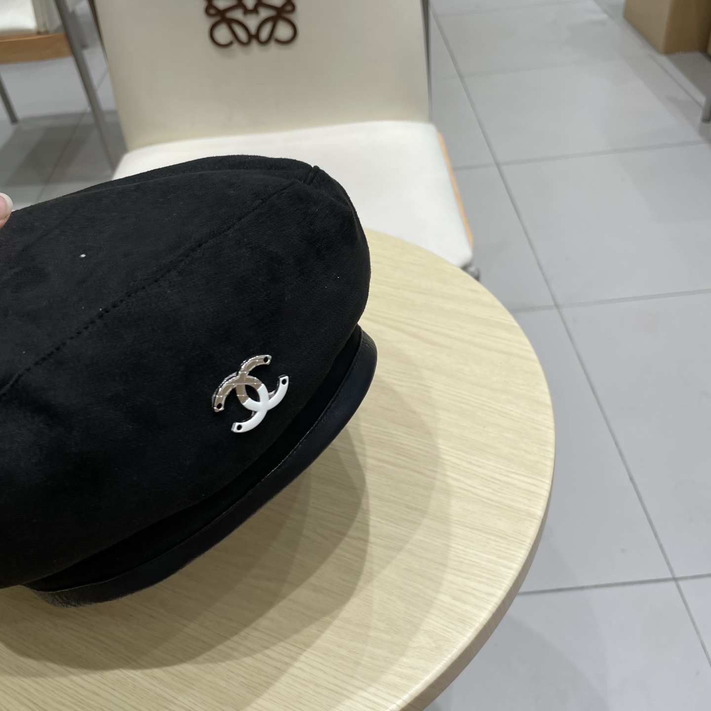  CHANEL香奈儿新款贝雷秋款帽🔸 节假日旅游带它出去美美哒❕  中古款哟.这种帽子不容易撞款 😬 现