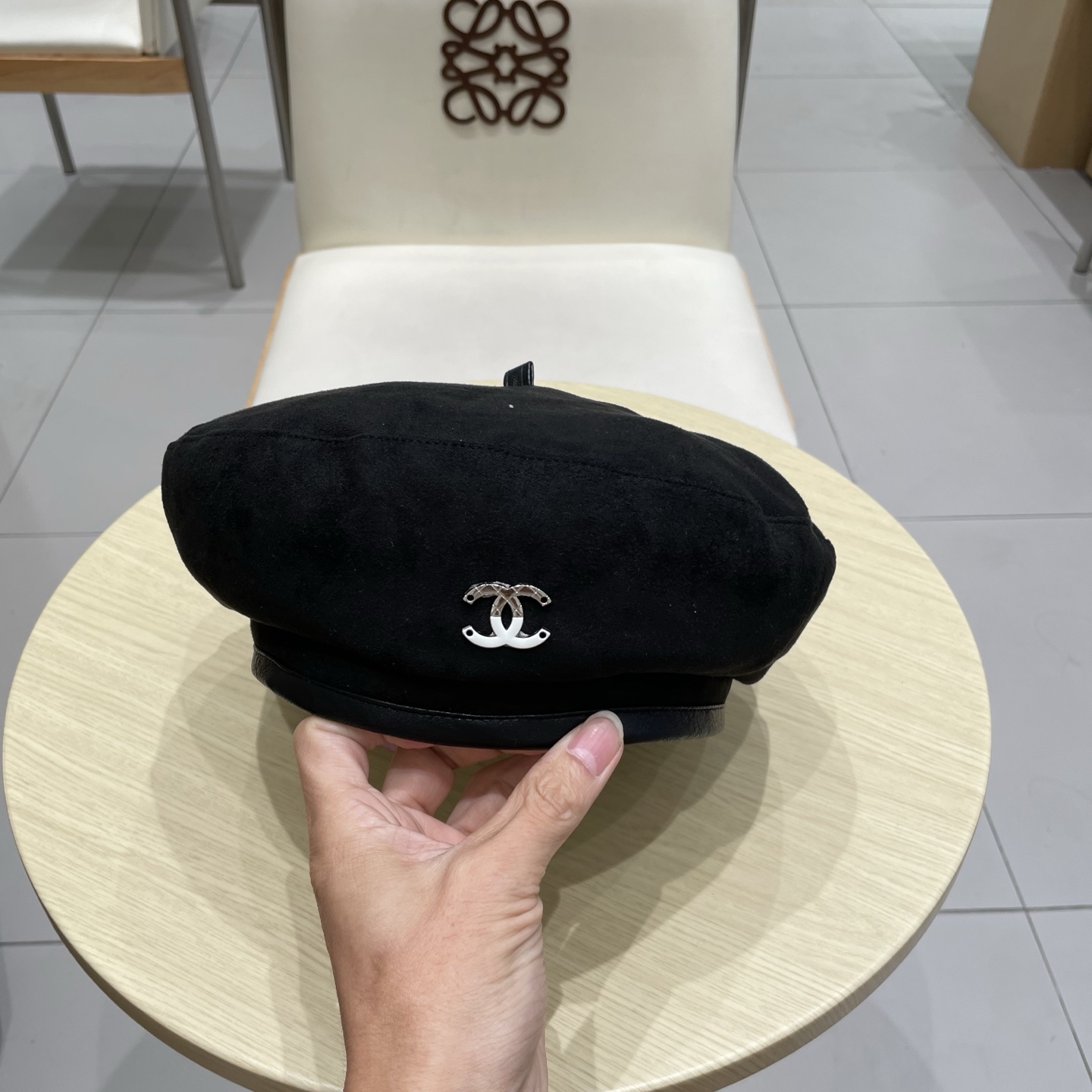  CHANEL香奈儿新款贝雷秋款帽🔸 节假日旅游带它出去美美哒❕  中古款哟.这种帽子不容易撞款 😬 现