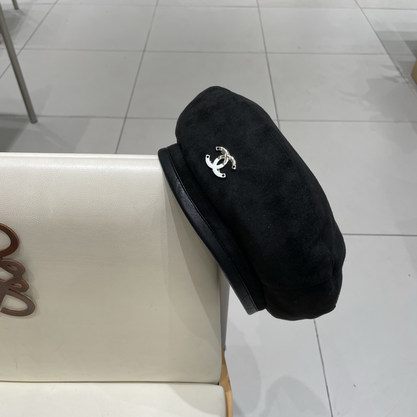  CHANEL香奈儿新款贝雷秋款帽🔸 节假日旅游带它出去美美哒❕  中古款哟.这种帽子不容易撞款 😬 现