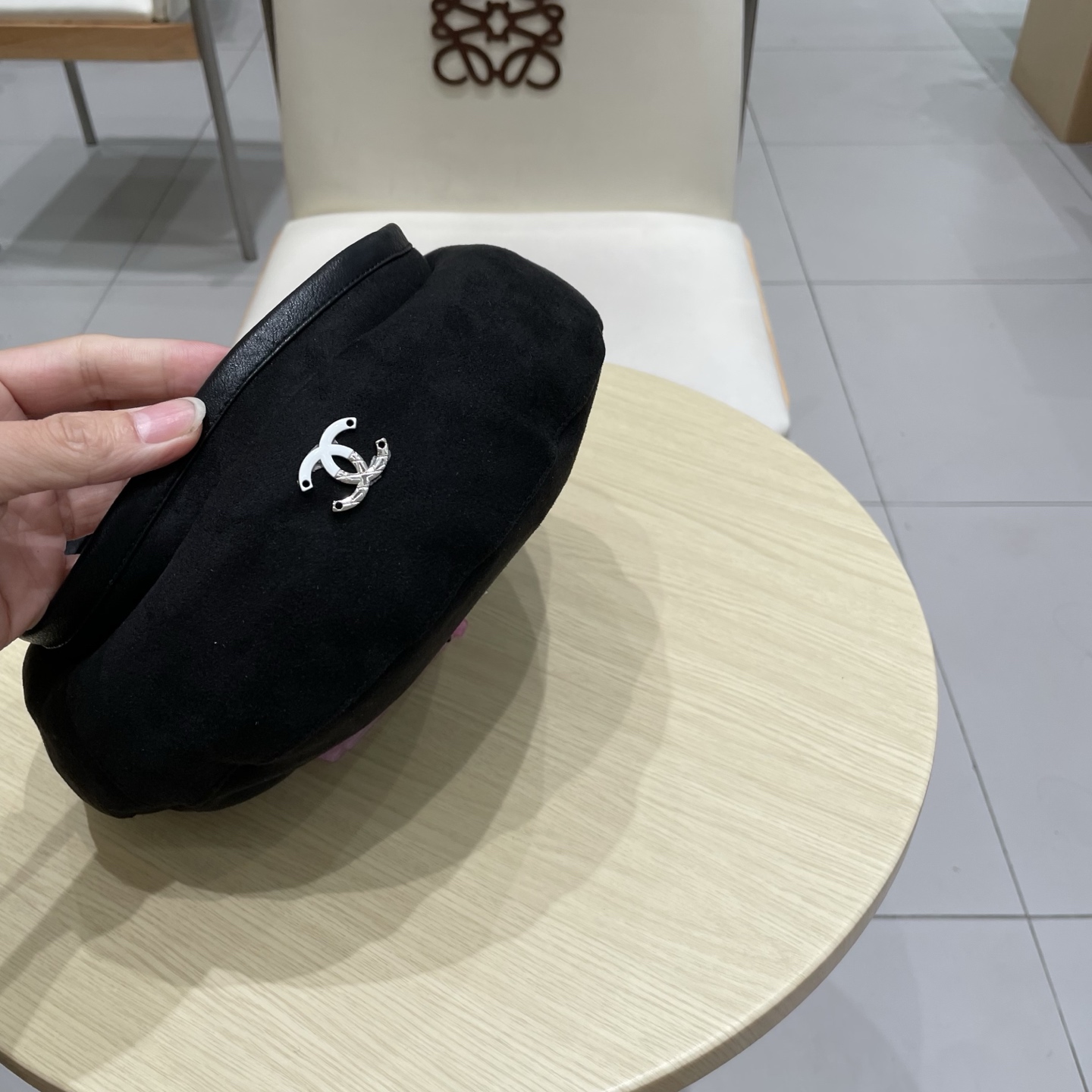  CHANEL香奈儿新款贝雷秋款帽🔸 节假日旅游带它出去美美哒❕  中古款哟.这种帽子不容易撞款 😬 现